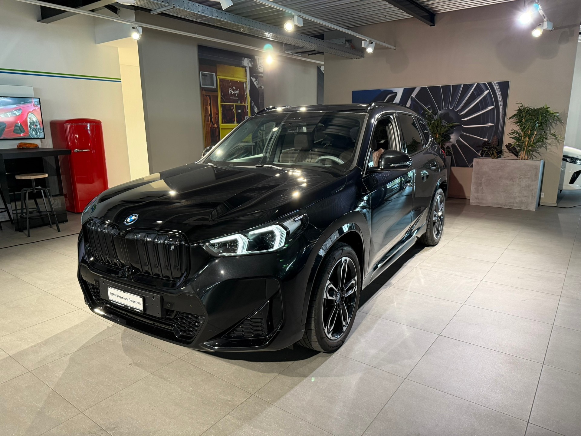 BMW iX1 xDrive 30 M Sport-showroom-element-2