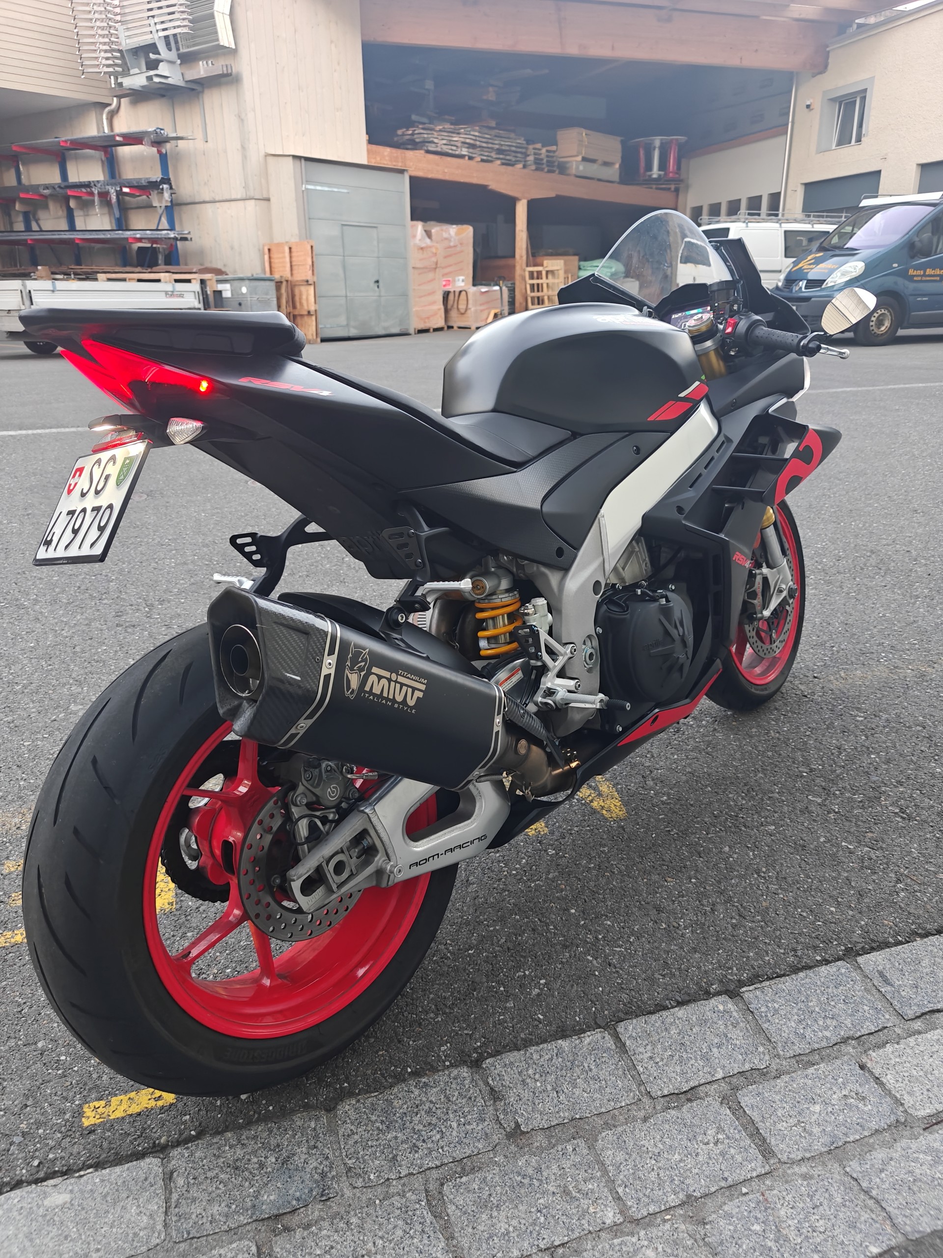APRILIA RSV4 1100-image-4