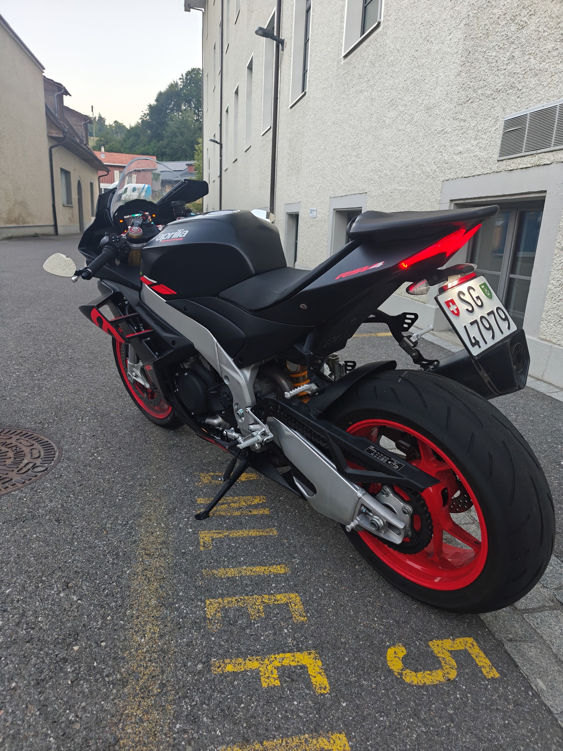 APRILIA RSV4 1100-image-3