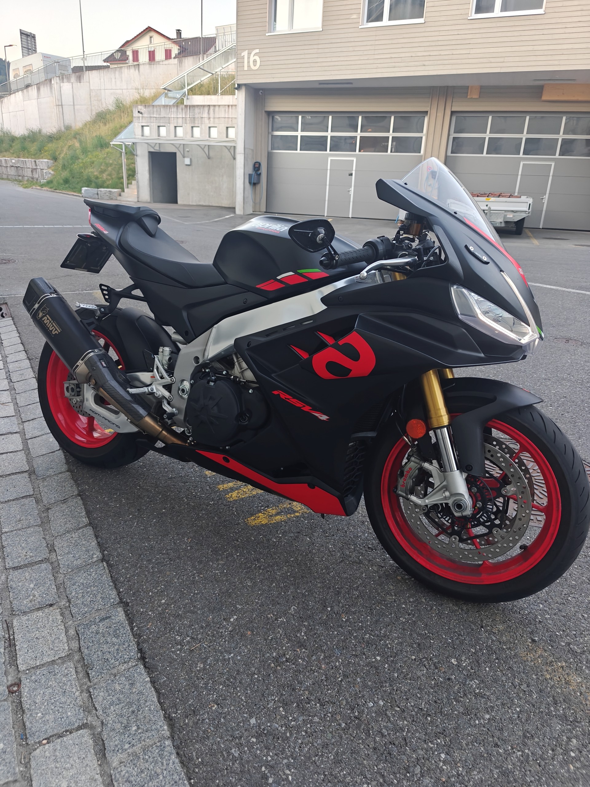 APRILIA RSV4 1100-image-0