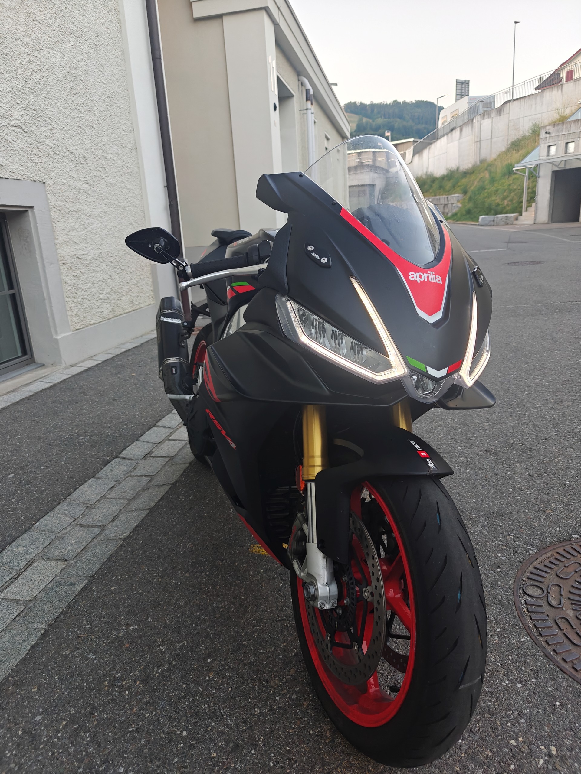 APRILIA RSV4 1100-image-1