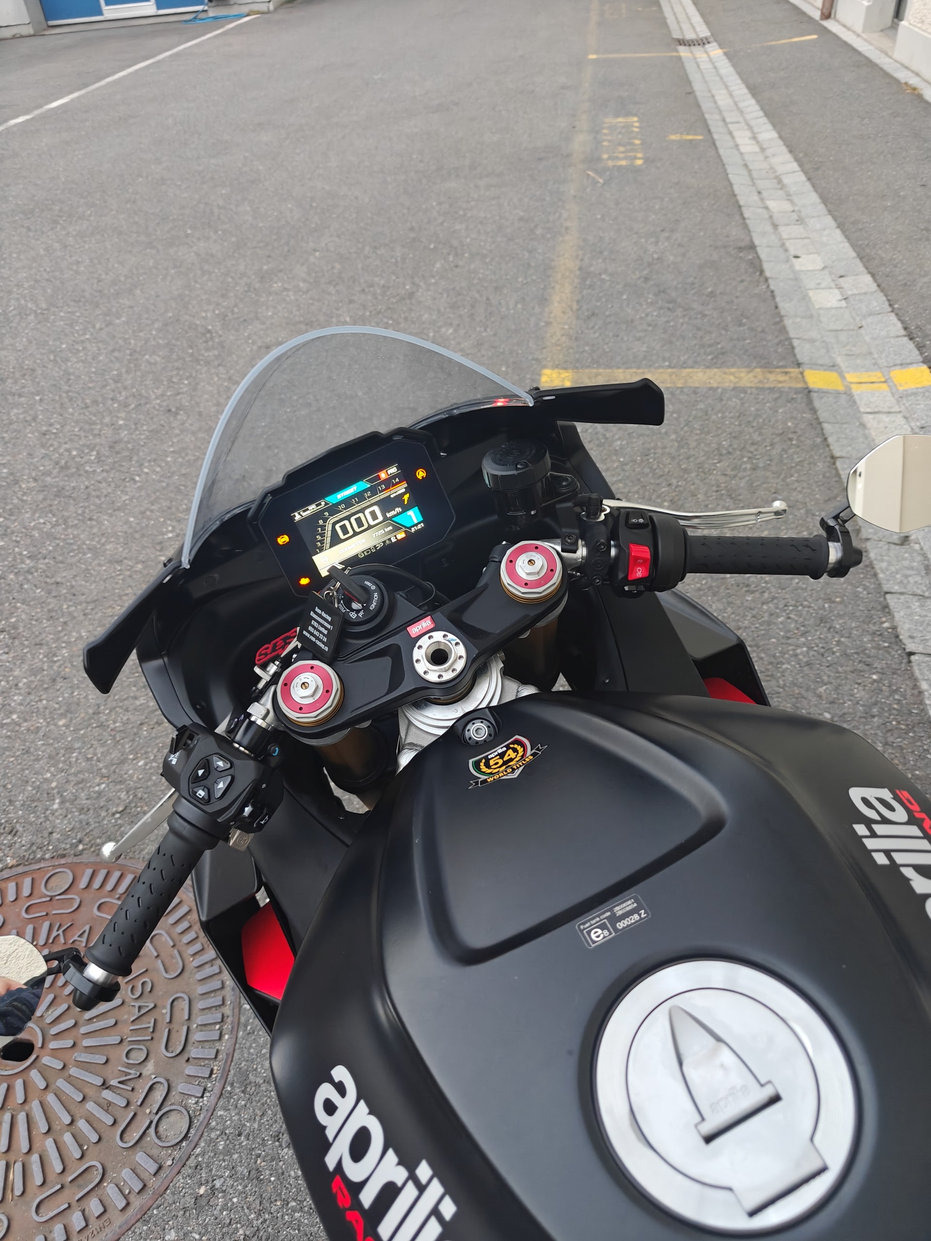 APRILIA RSV4 1100-image-2