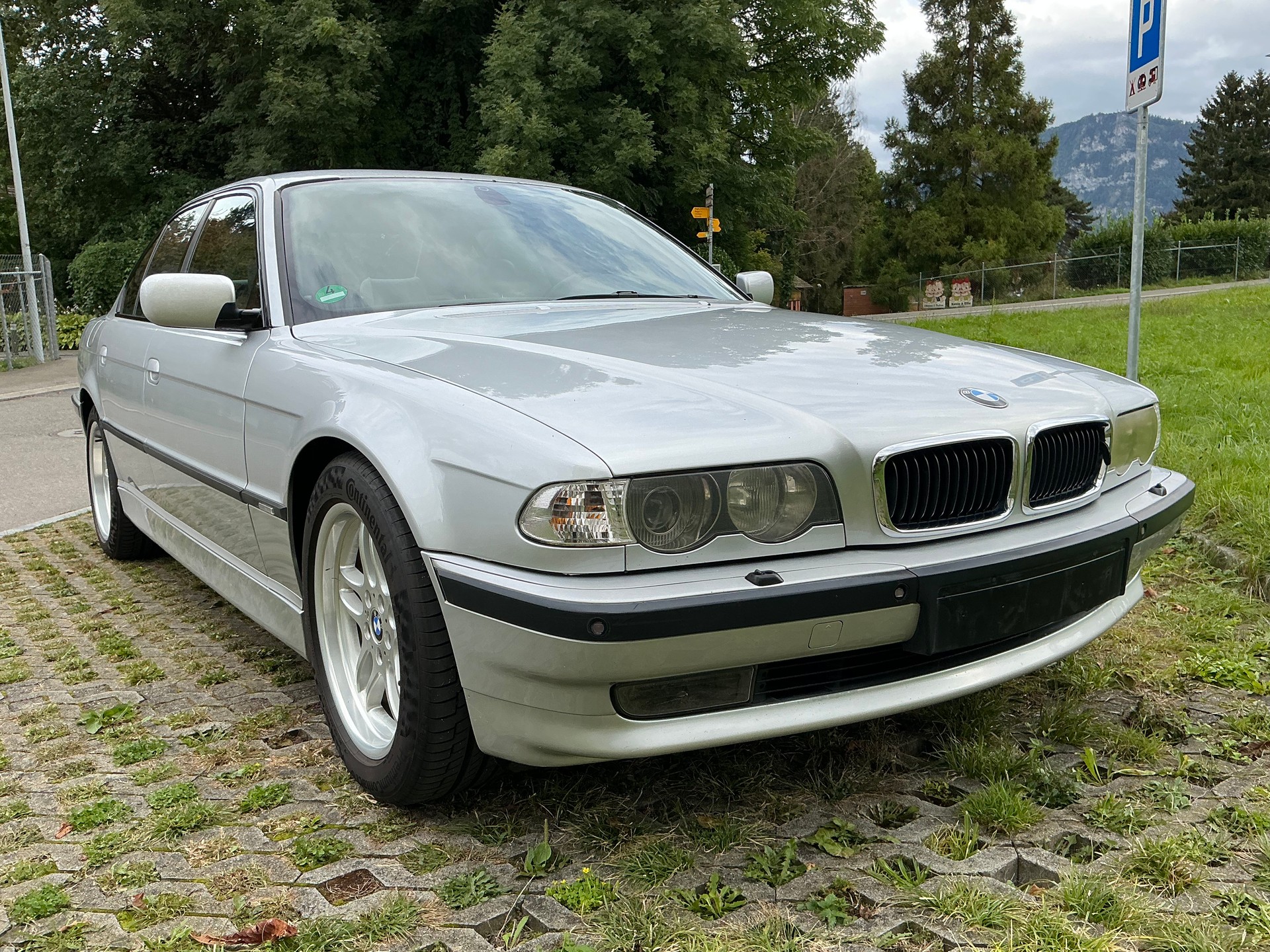 BMW 740i