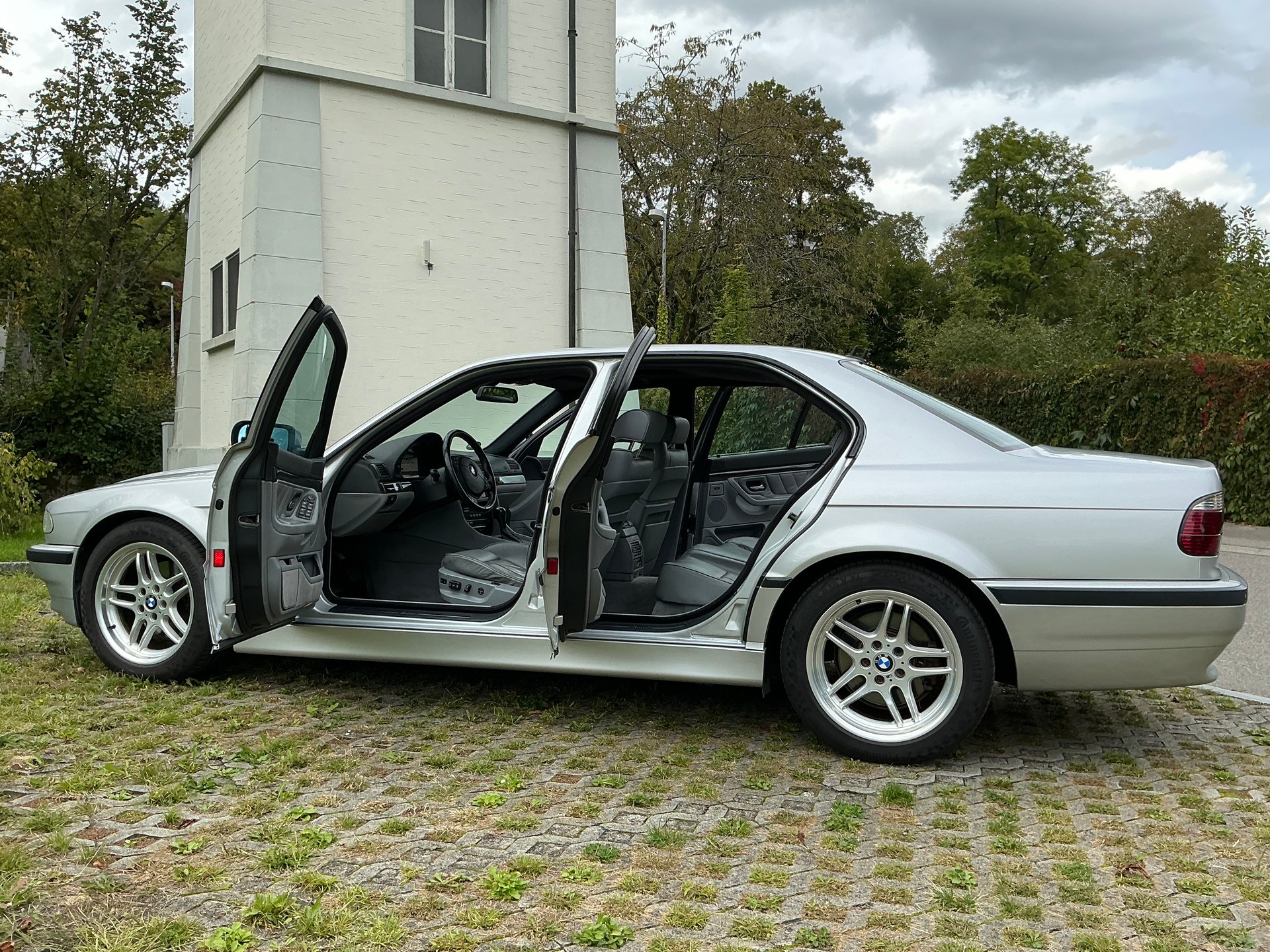 BMW 740i-image-13