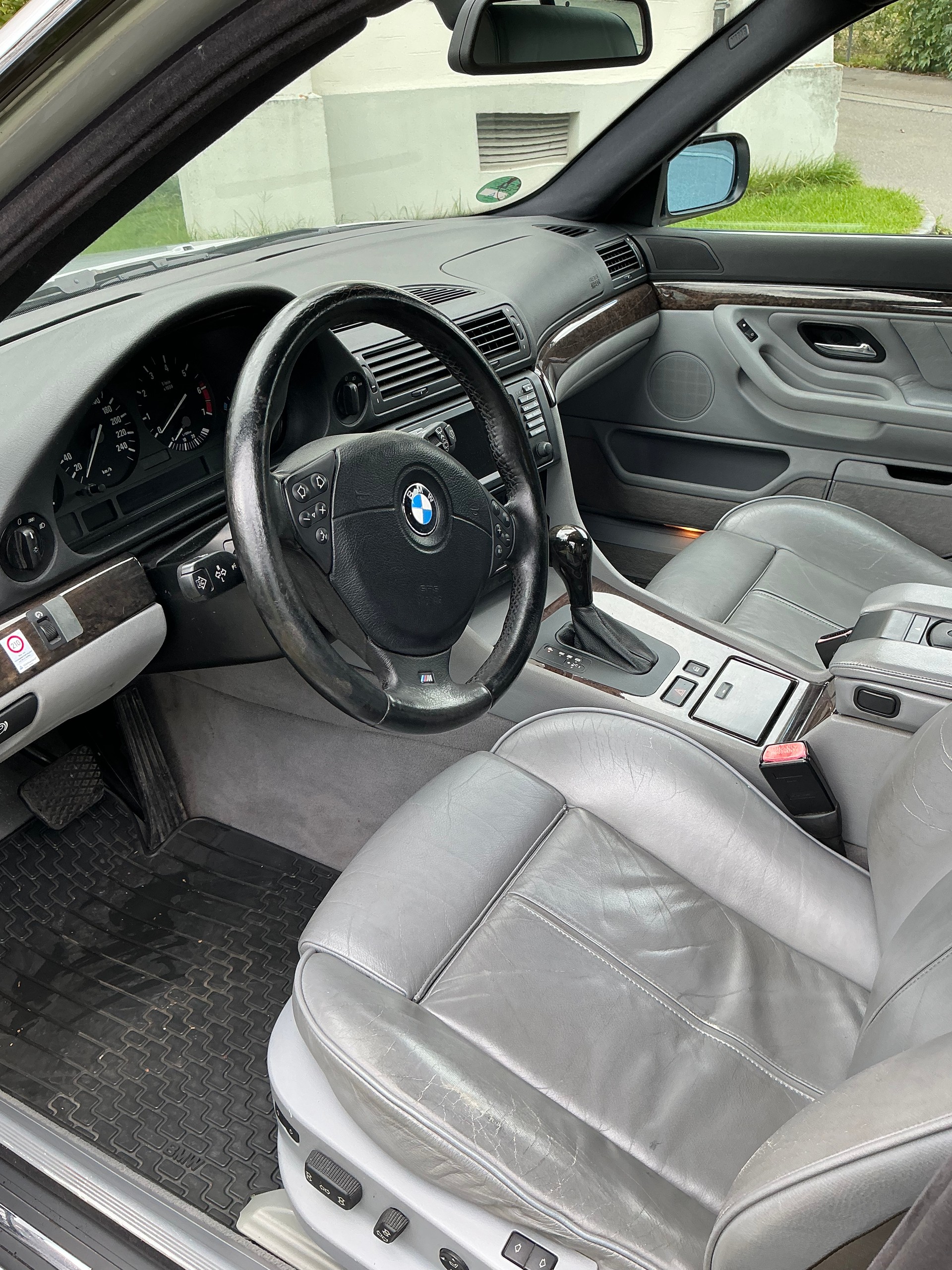 BMW 740i-image-6