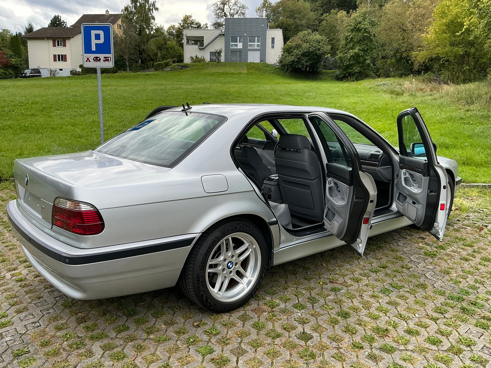 BMW 740i-image-12