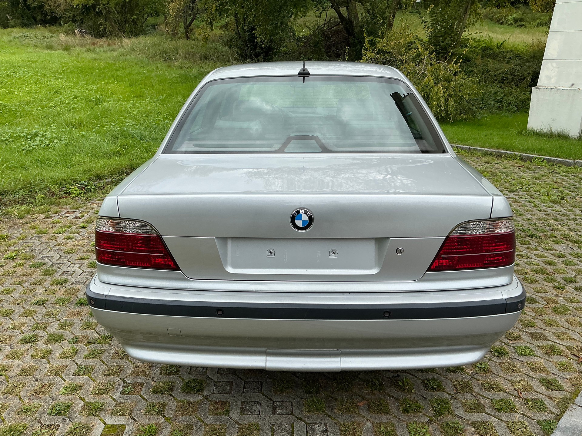 BMW 740i-image-4