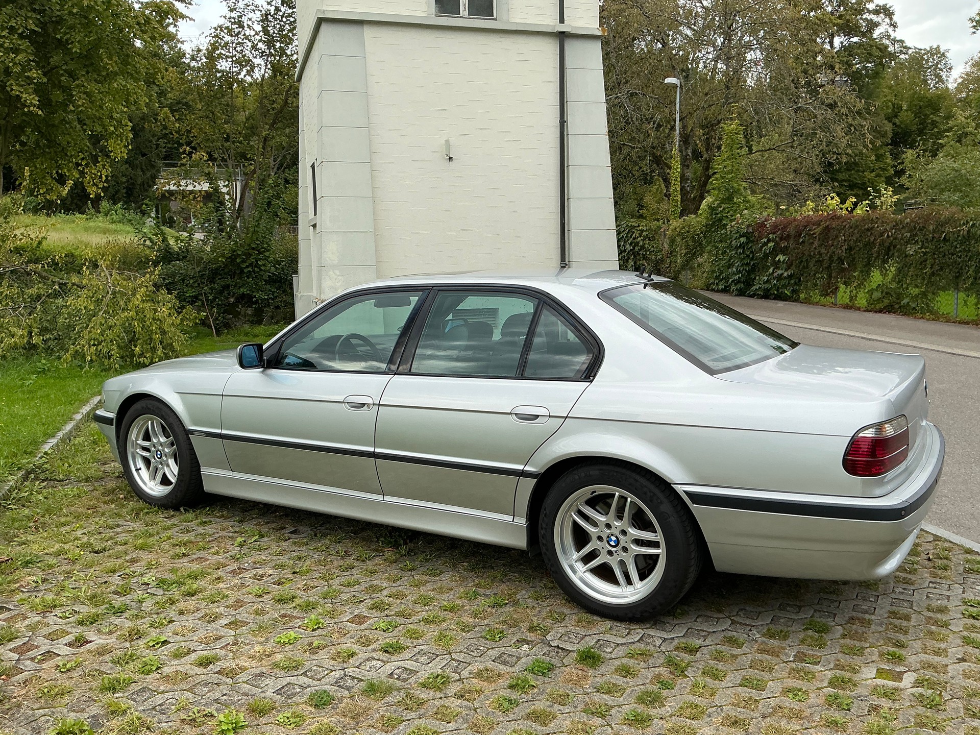 BMW 740i-image-2