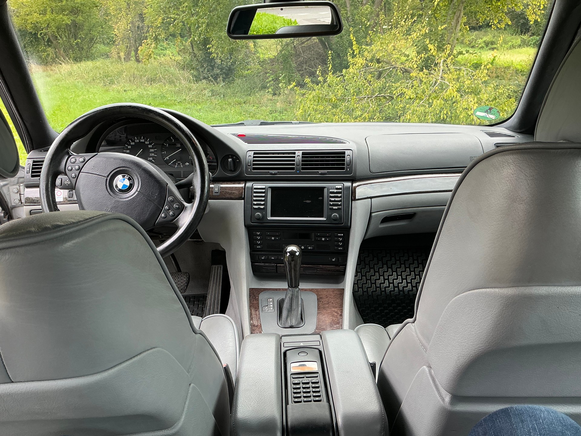 BMW 740i-image-7