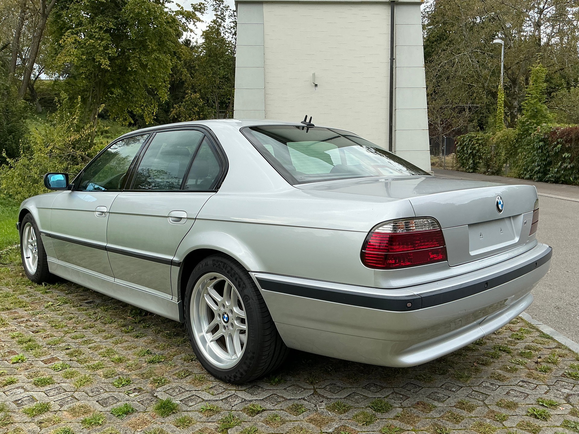 BMW 740i-image-3