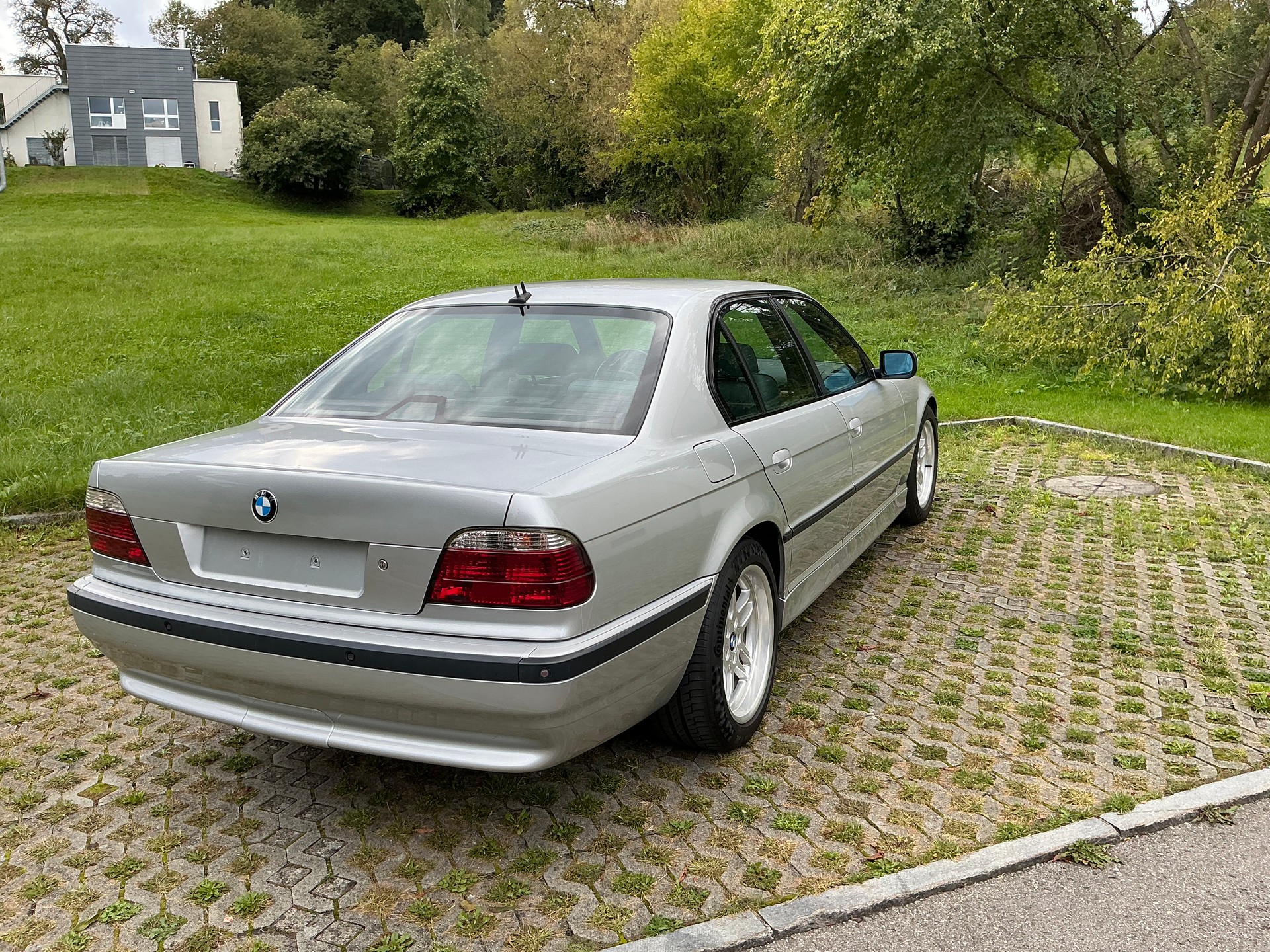 BMW 740i-image-5