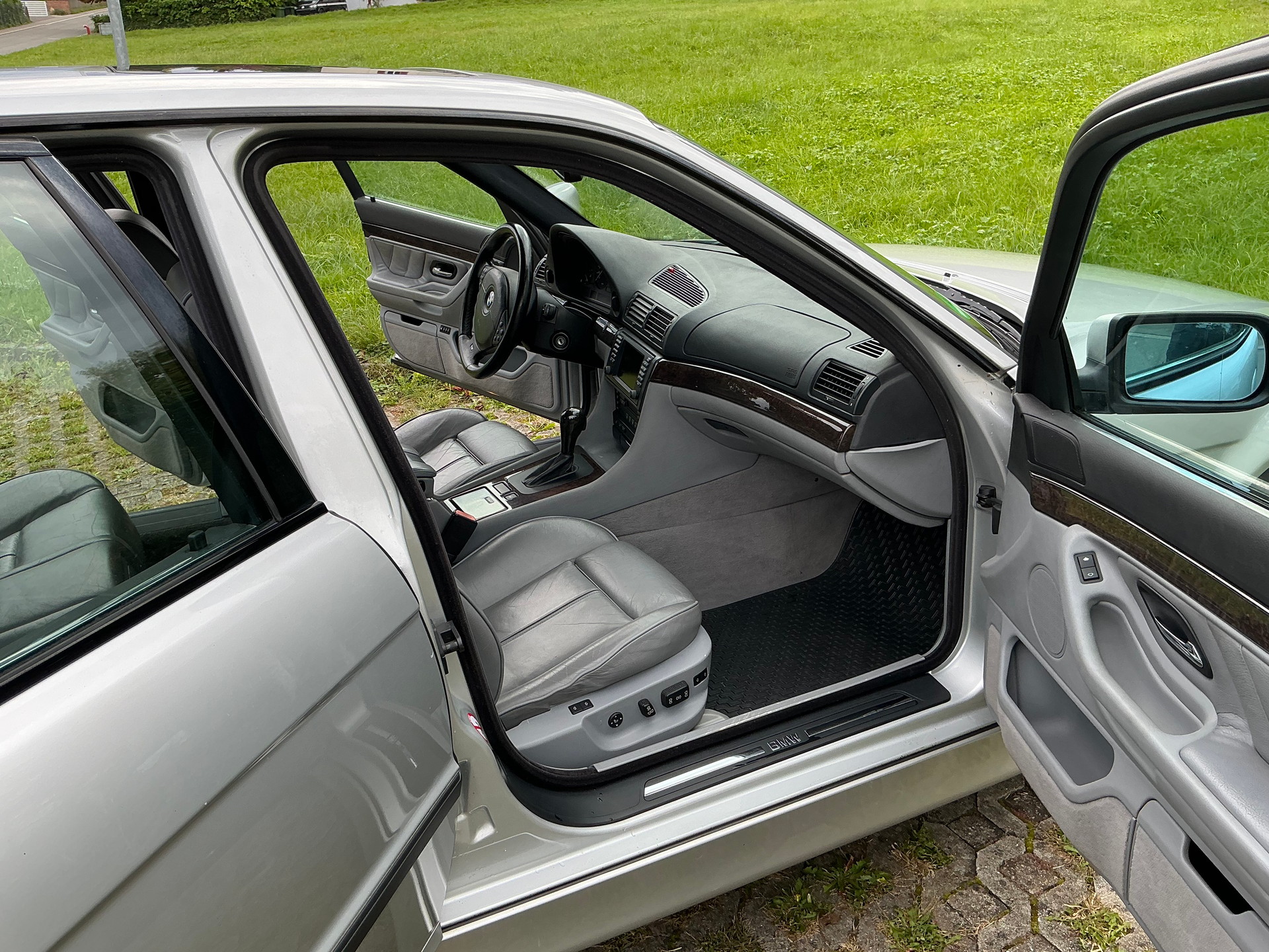 BMW 740i-image-9