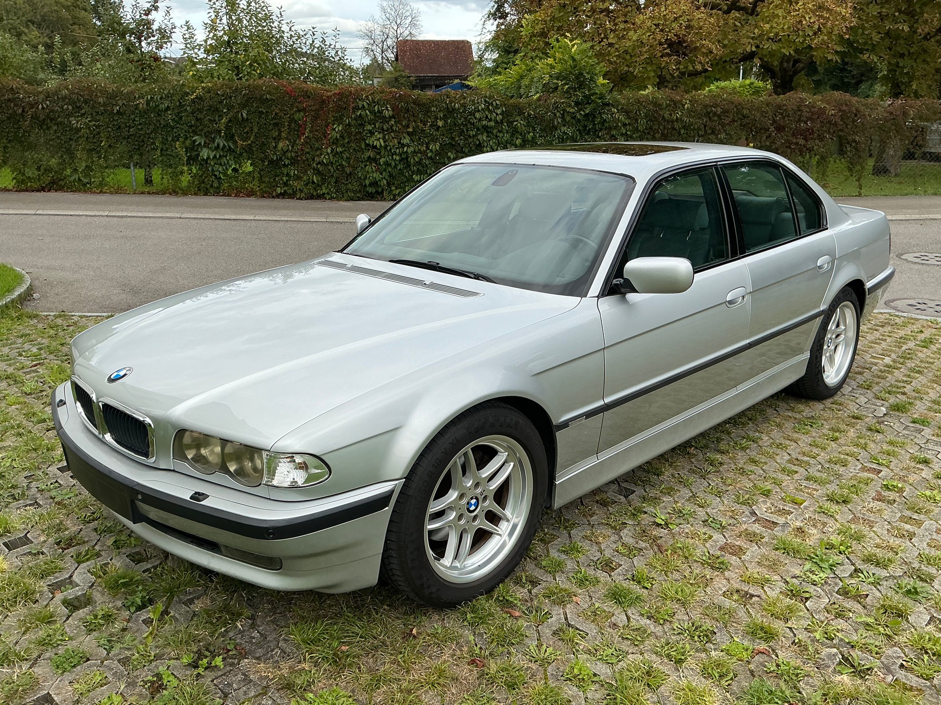 BMW 740i-image-1