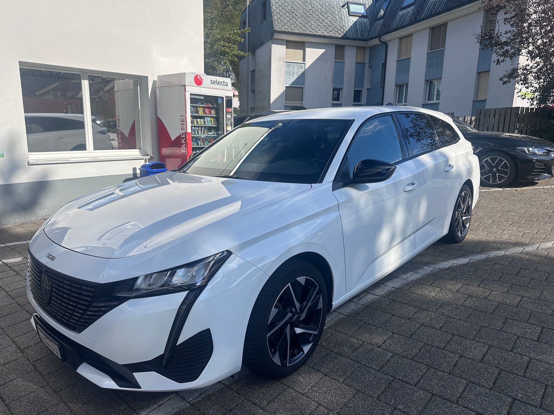 PEUGEOT 308 SW 1.5 BlueHDI Allure EAT8-showroom-element-1