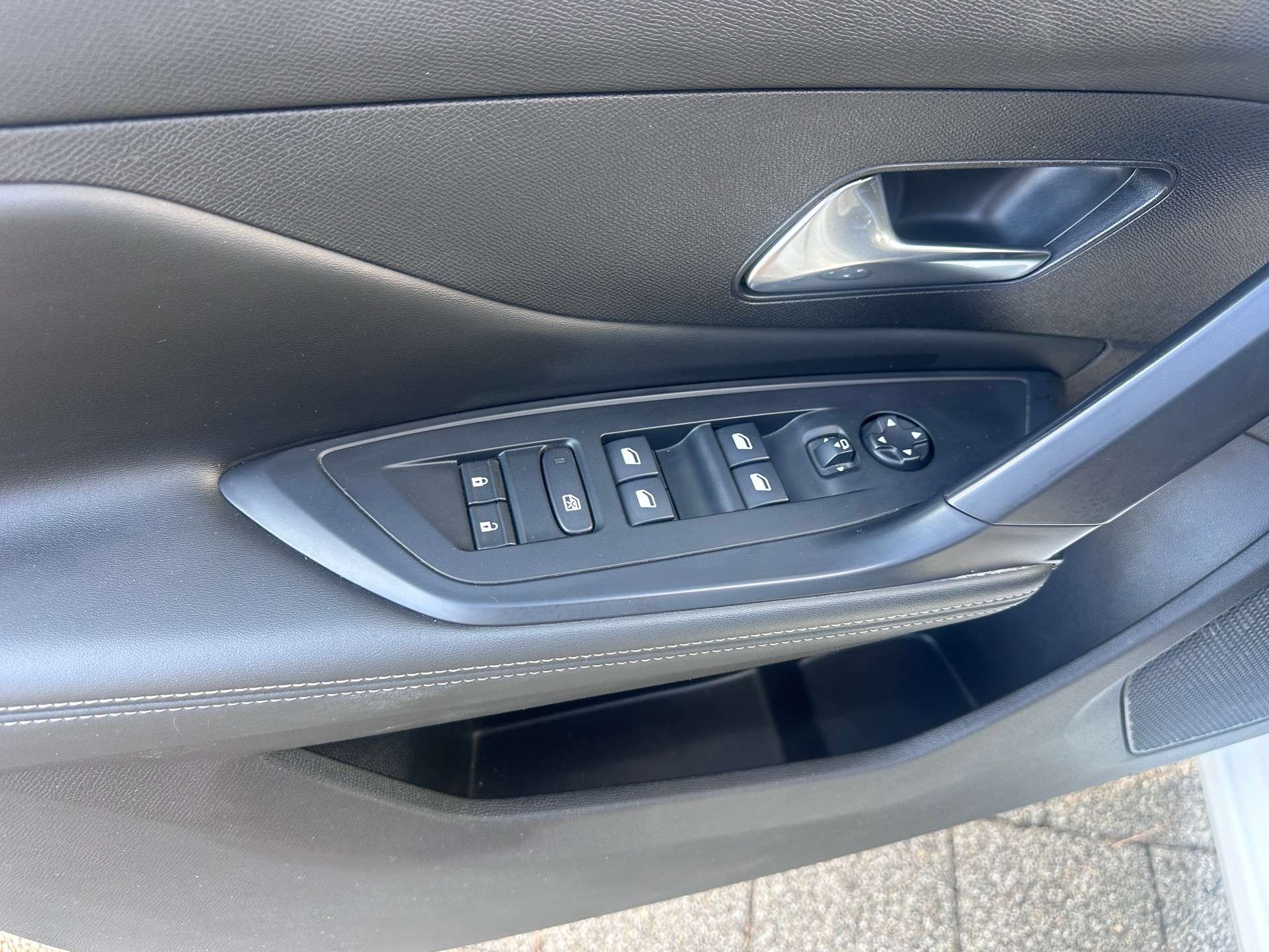 PEUGEOT 308 SW 1.5 BlueHDI Allure EAT8-image-13
