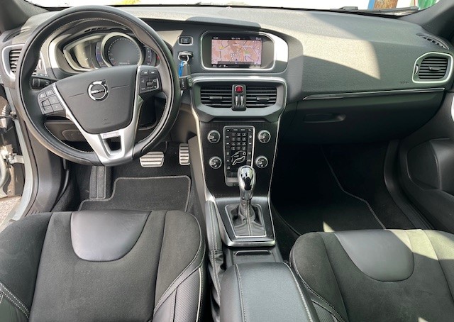 VOLVO V40 T2 Momentum R-Design Geartronic-image-11
