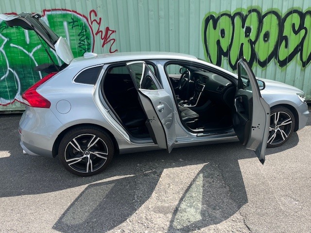 VOLVO V40 T2 Momentum R-Design Geartronic-image-5