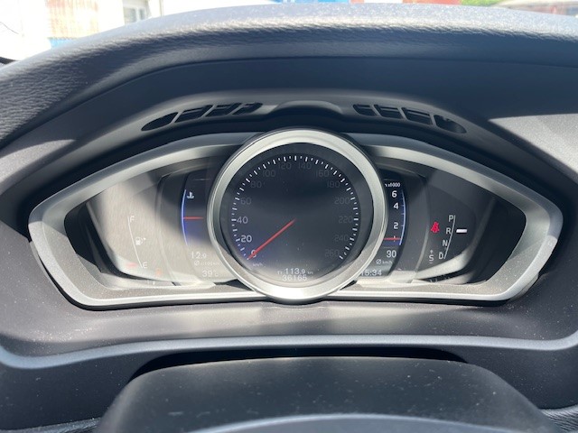 VOLVO V40 T2 Momentum R-Design Geartronic-image-12