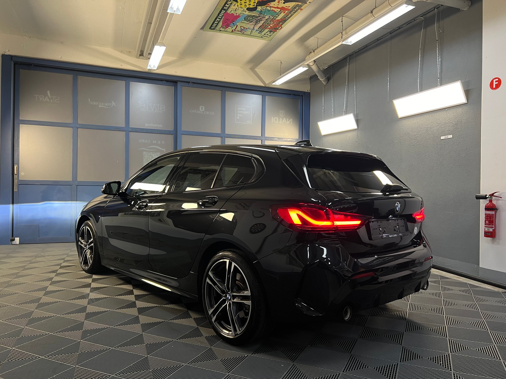 BMW 120i Pure M Sport Steptronic *CH* *Gratis Service bis 100'000KM*-showroom-element-2