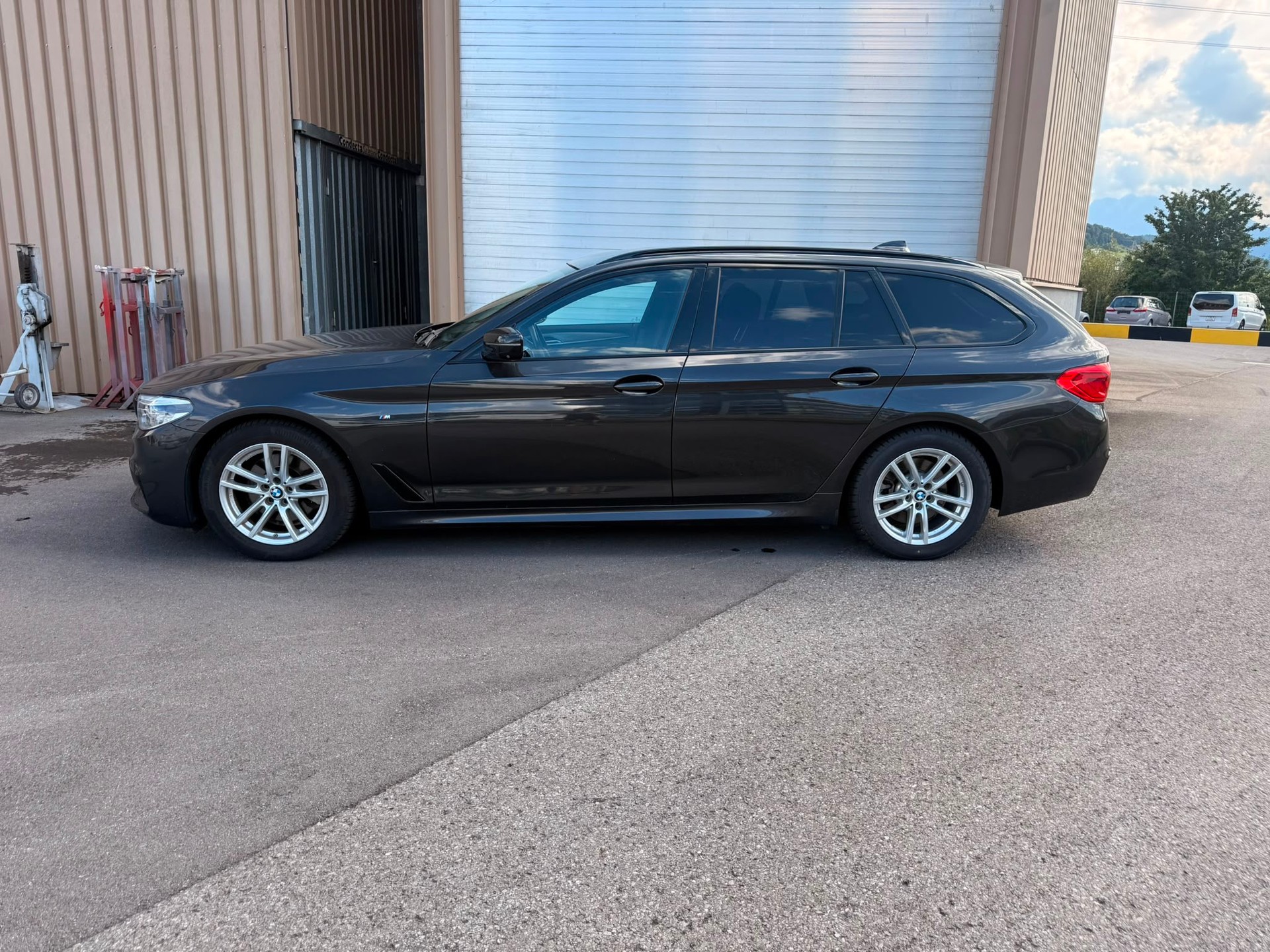 BMW 520d xDrive Touring Sport Line Steptronic-showroom-element-1