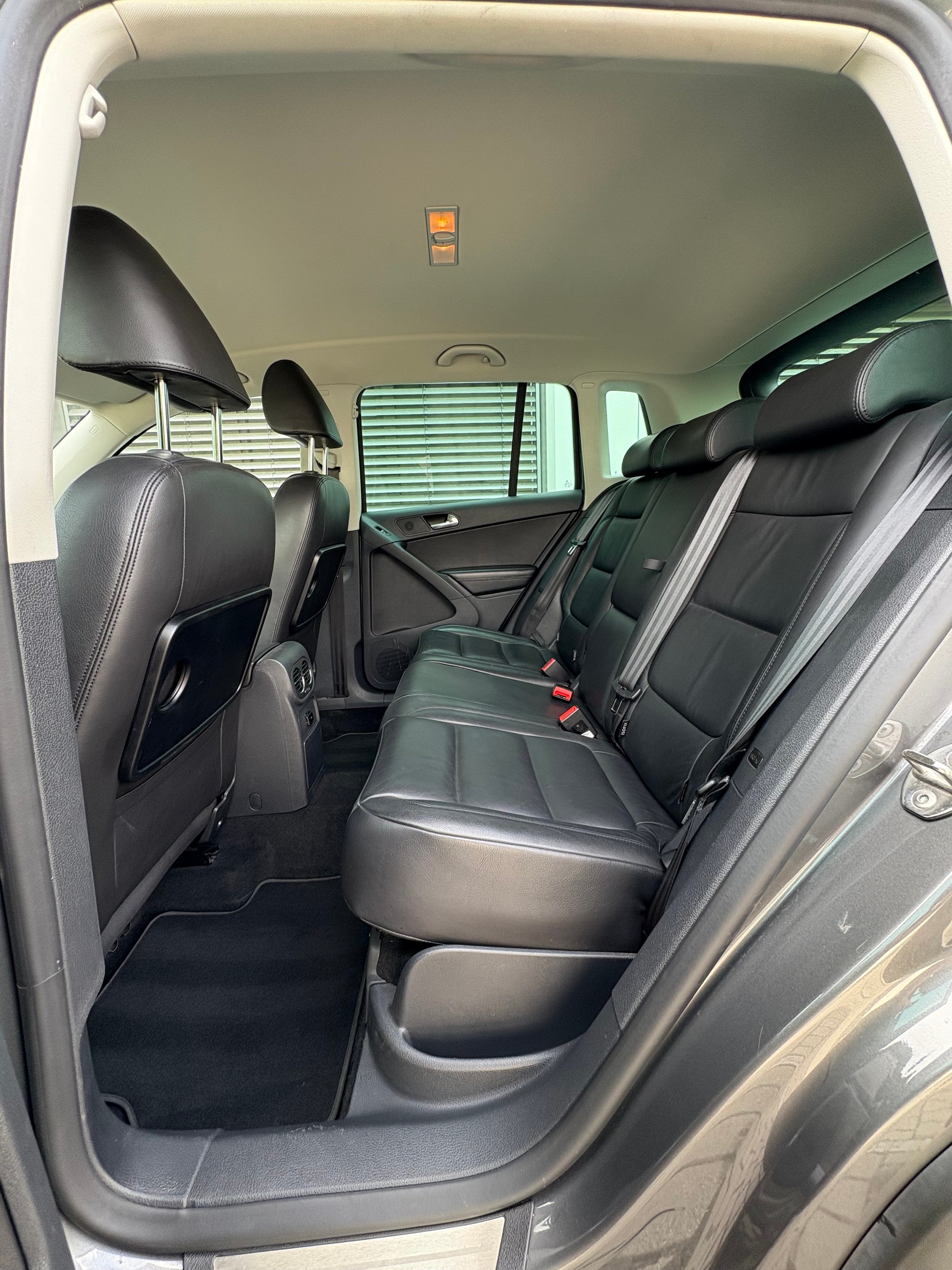 VW Tiguan 2.0 TDI 4MOTION DSG R-Line-image-13