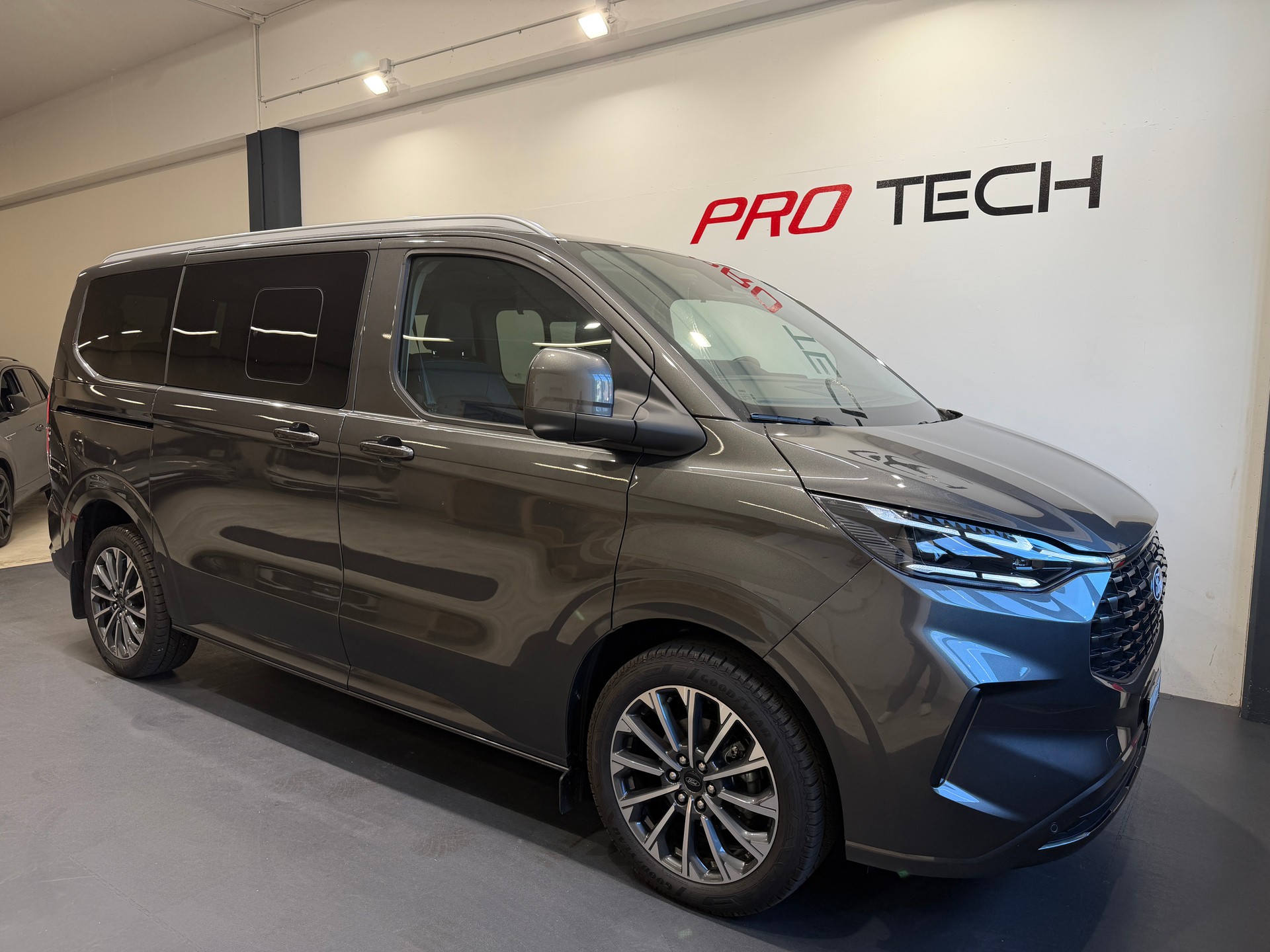 FORD Tourneo Bus 320 L1H1 TitaniumX Automat*AHK*B&O*