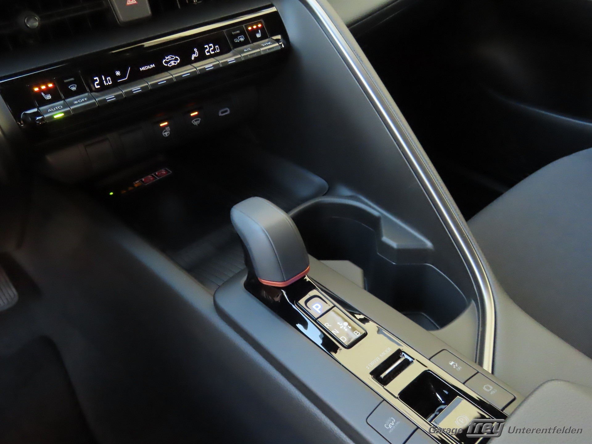 TOYOTA C-HR 2.0 PHEV CVT Swiss Edition-image-10