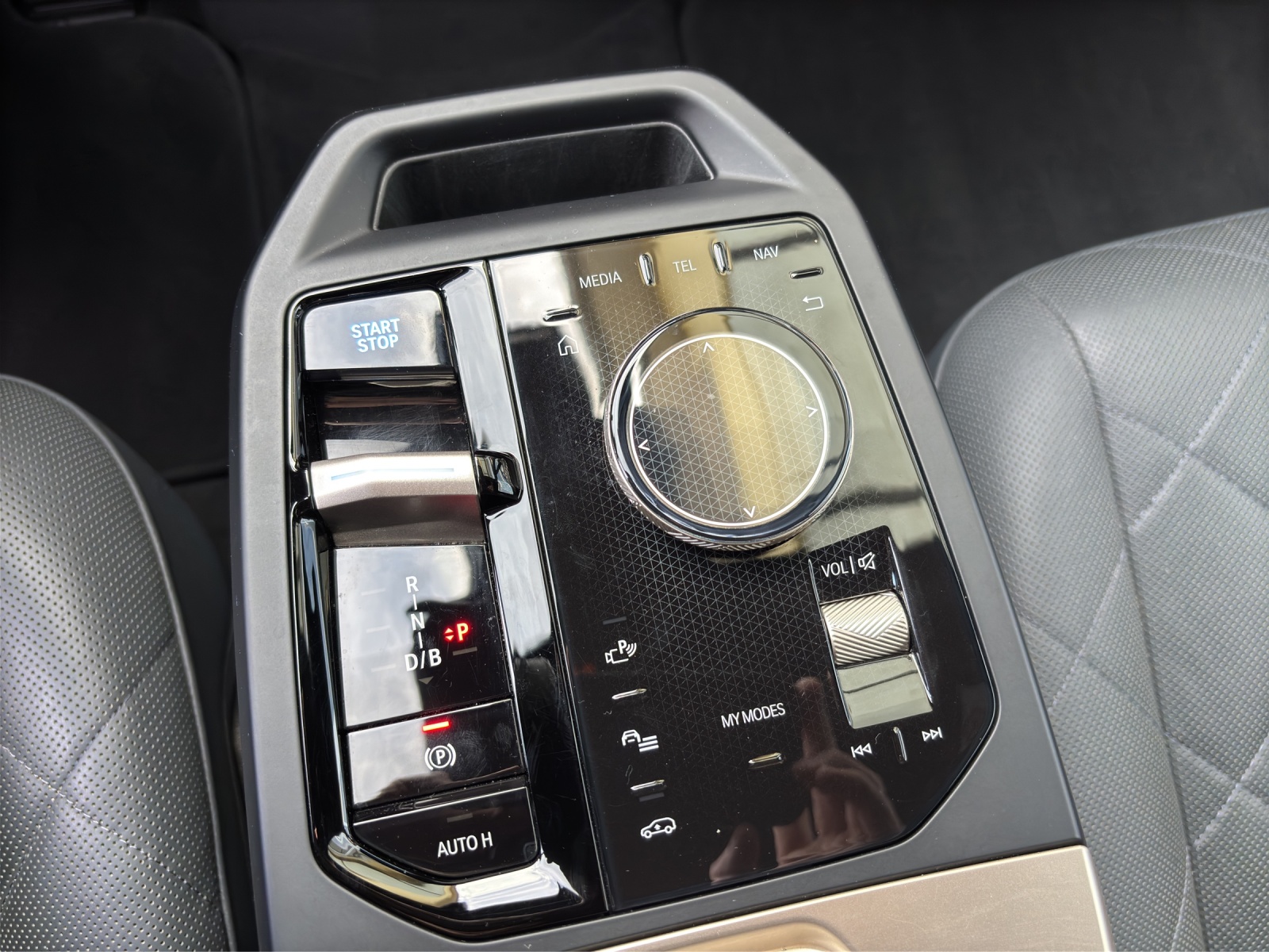BMW iX xDrive50 mit AHK, Integral-Aktivlenkung & Winterkompletträder-image-16