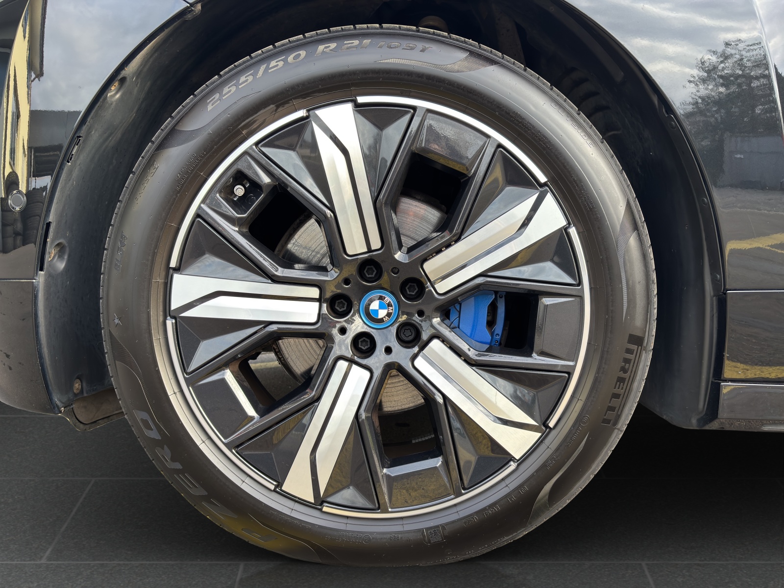 BMW iX xDrive50 mit AHK, Integral-Aktivlenkung & Winterkompletträder-image-10