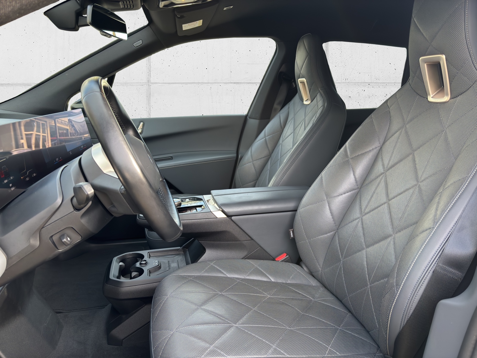 BMW iX xDrive50 mit AHK, Integral-Aktivlenkung & Winterkompletträder-image-27