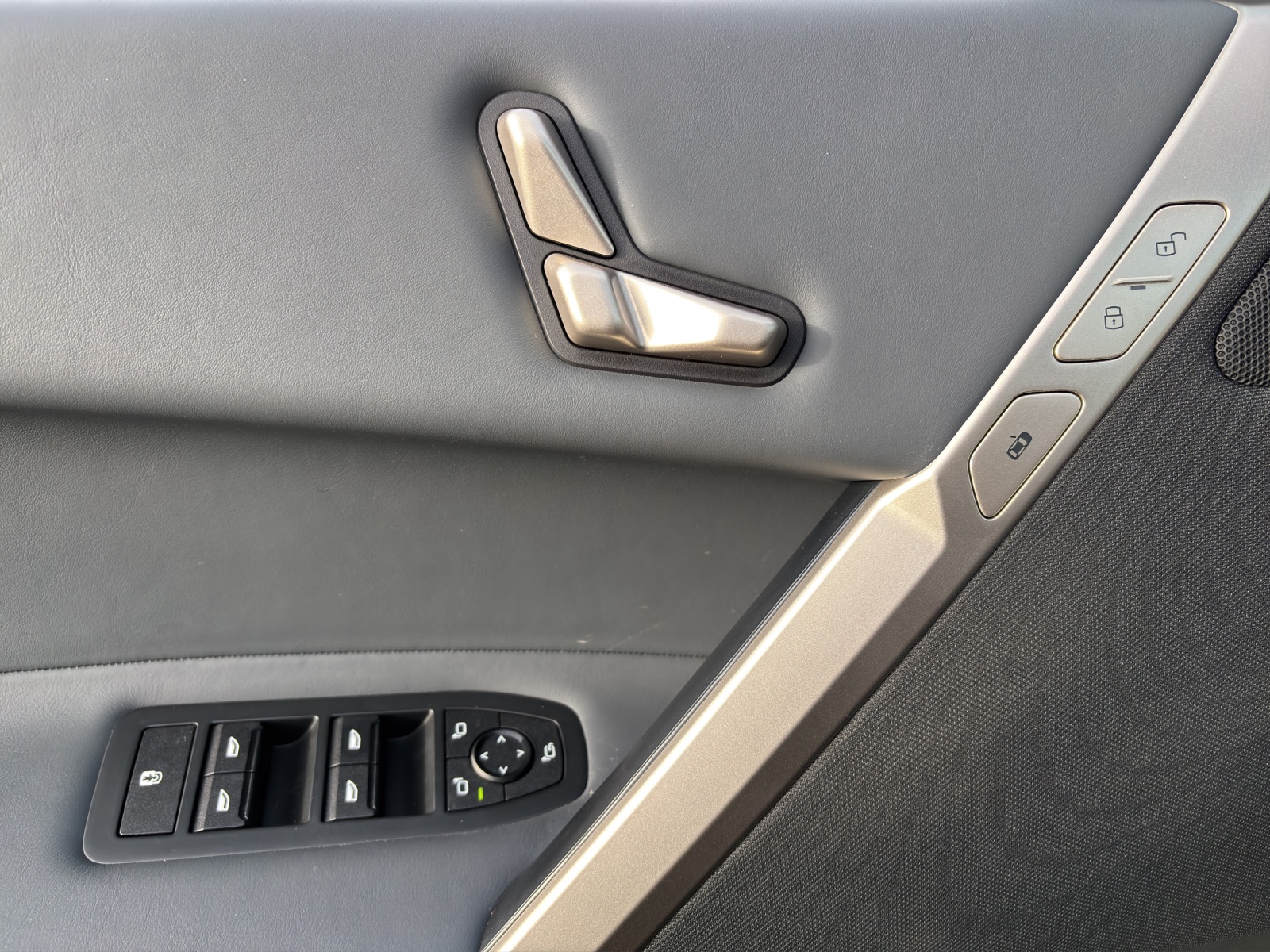 BMW iX xDrive50 mit AHK, Integral-Aktivlenkung & Winterkompletträder-image-30