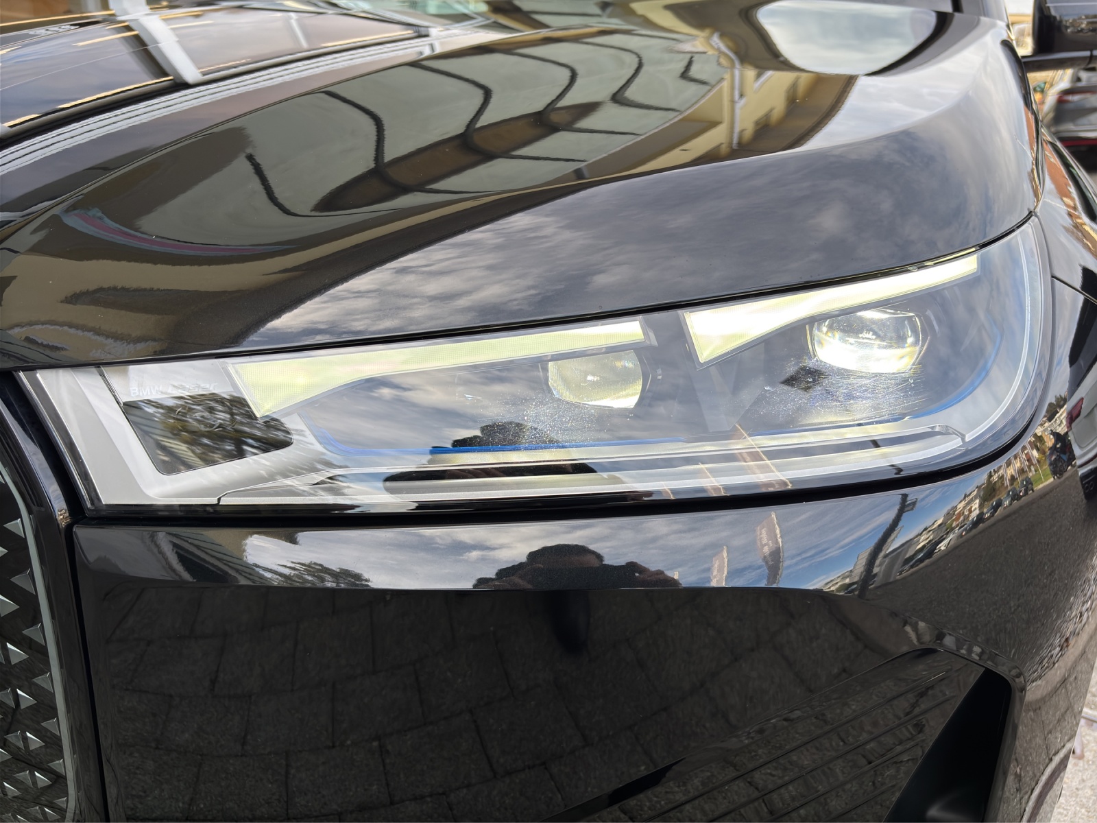 BMW iX xDrive50 mit AHK, Integral-Aktivlenkung & Winterkompletträder-image-9