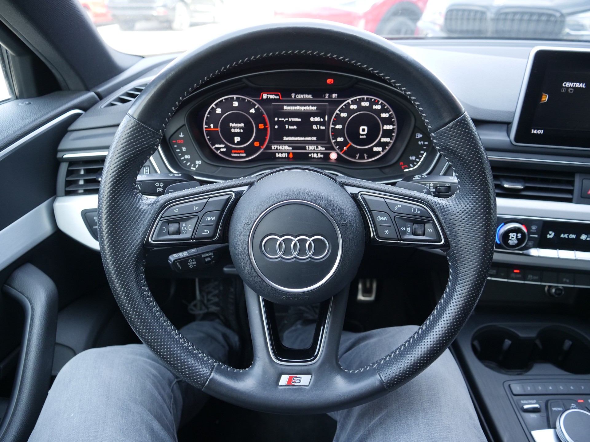 AUDI A4 Avant 2.0 TDI S-Line Quattro S-Tronic-image-12