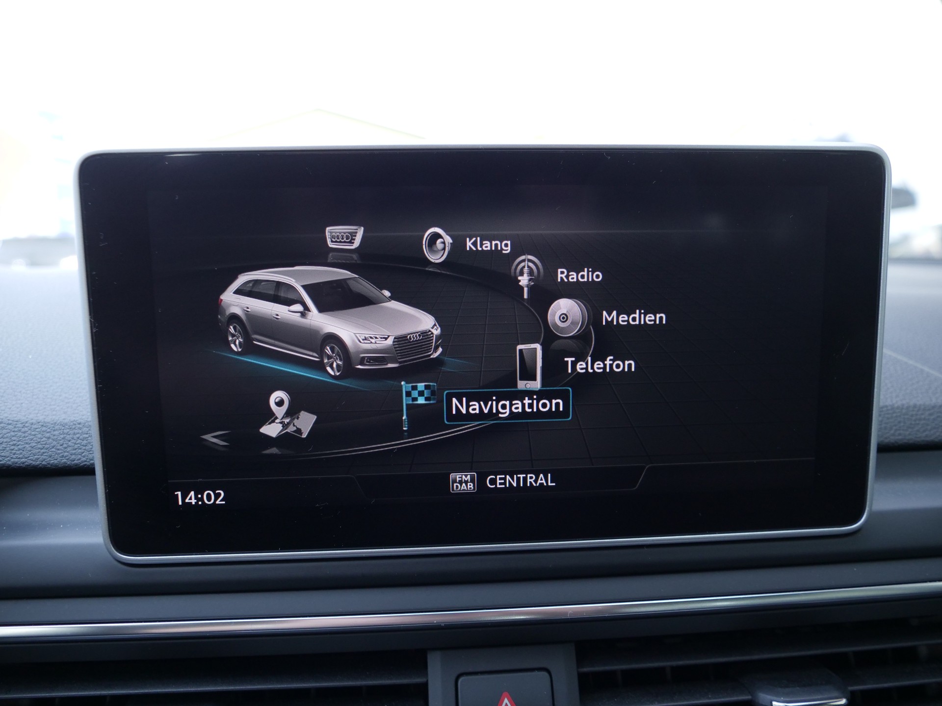AUDI A4 Avant 2.0 TDI S-Line Quattro S-Tronic-image-15