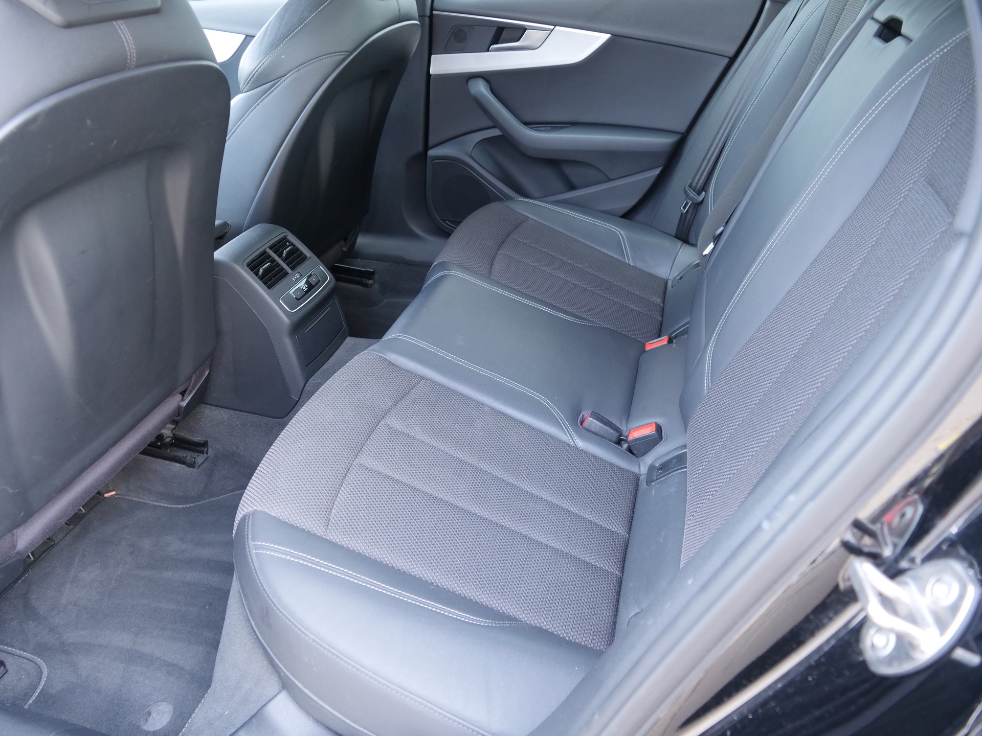 AUDI A4 Avant 2.0 TDI S-Line Quattro S-Tronic-image-10
