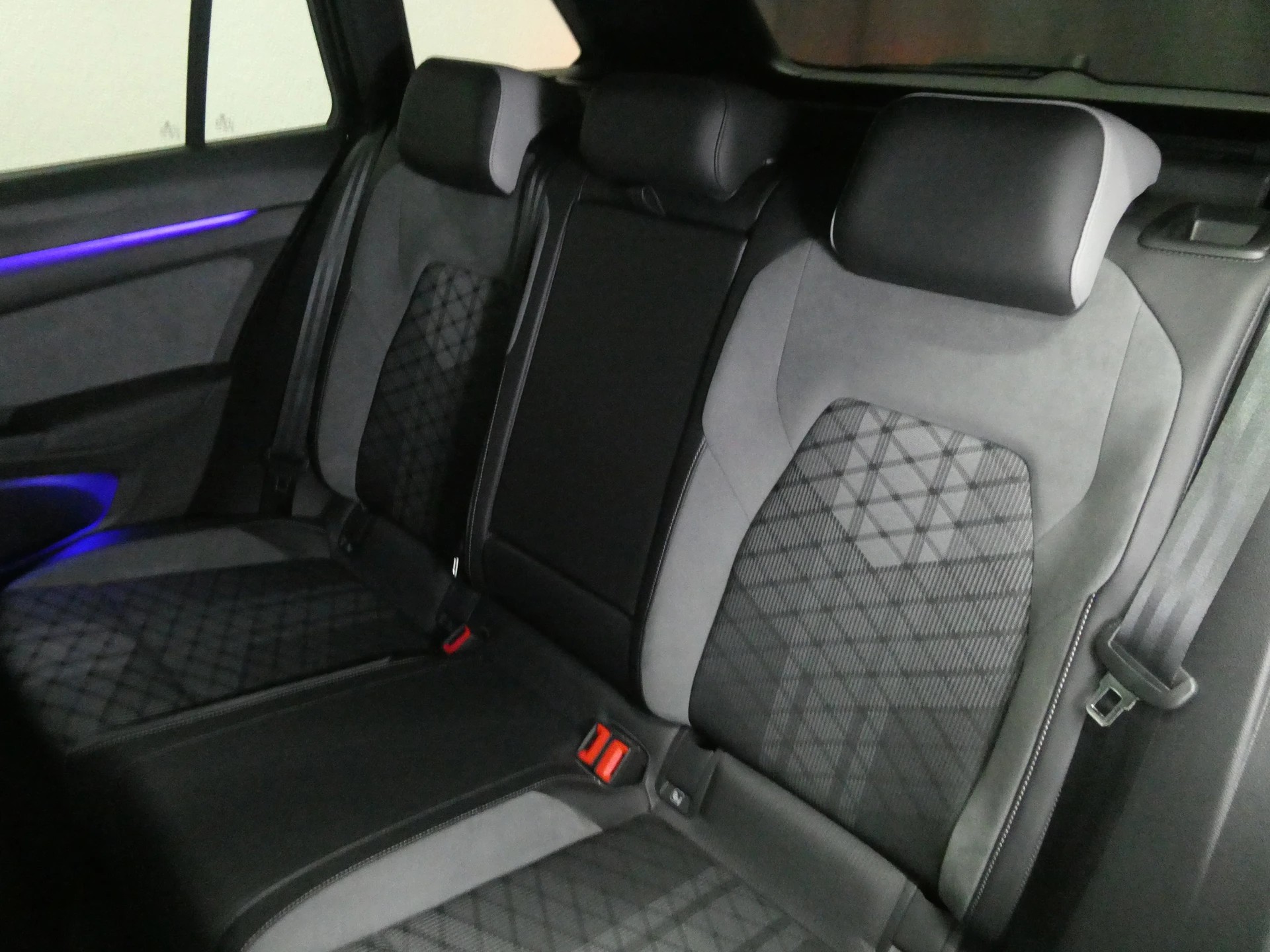VW Golf Variant 2.0 TDI R-Line DSG - Black Style - IQ Light - Navi - Leder/Alcantara - Sportsitze - Ambiente - 150 PS-image-11