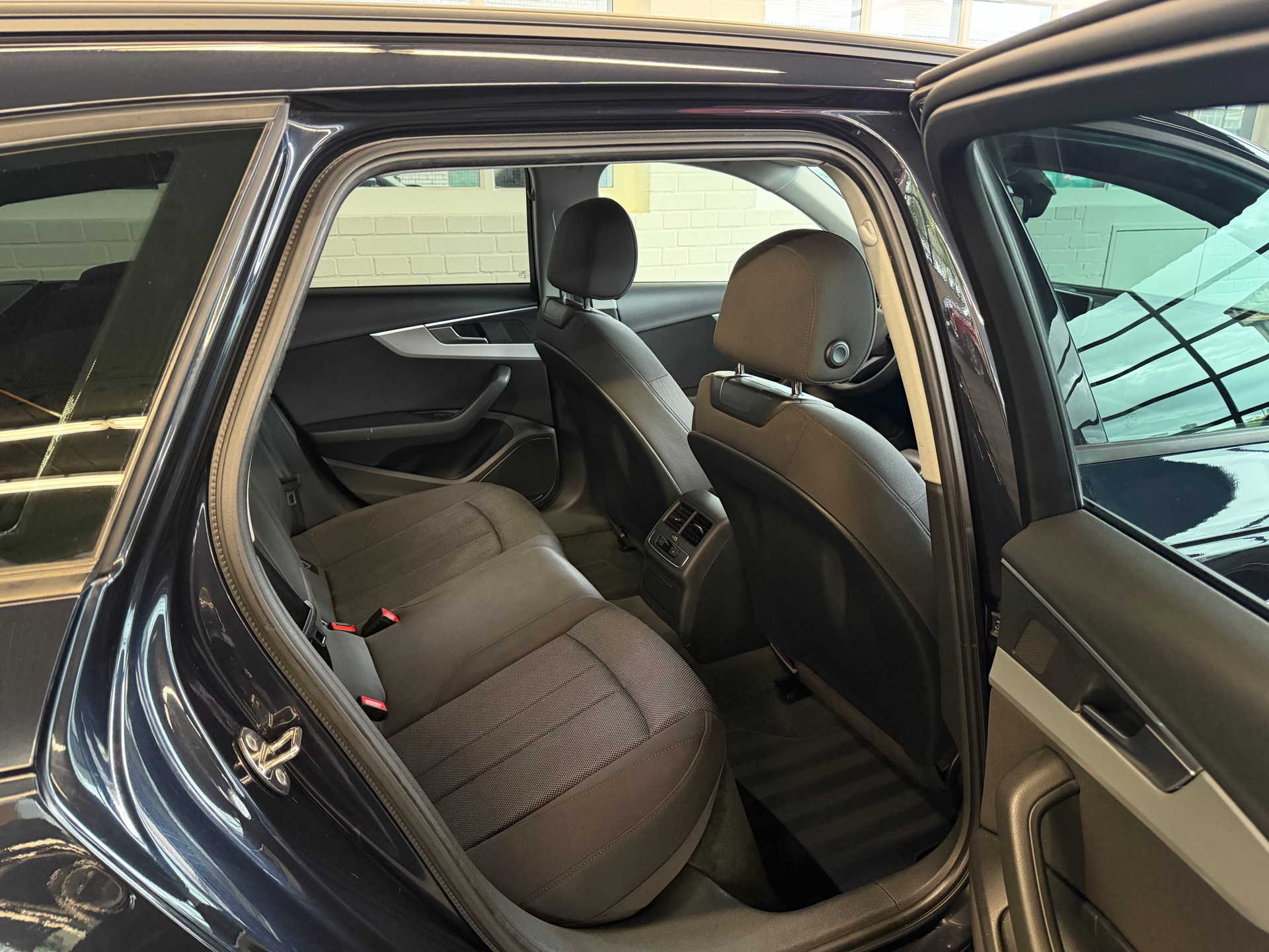 AUDI A4 Avant 2.0 TDI S-tronic-image-9