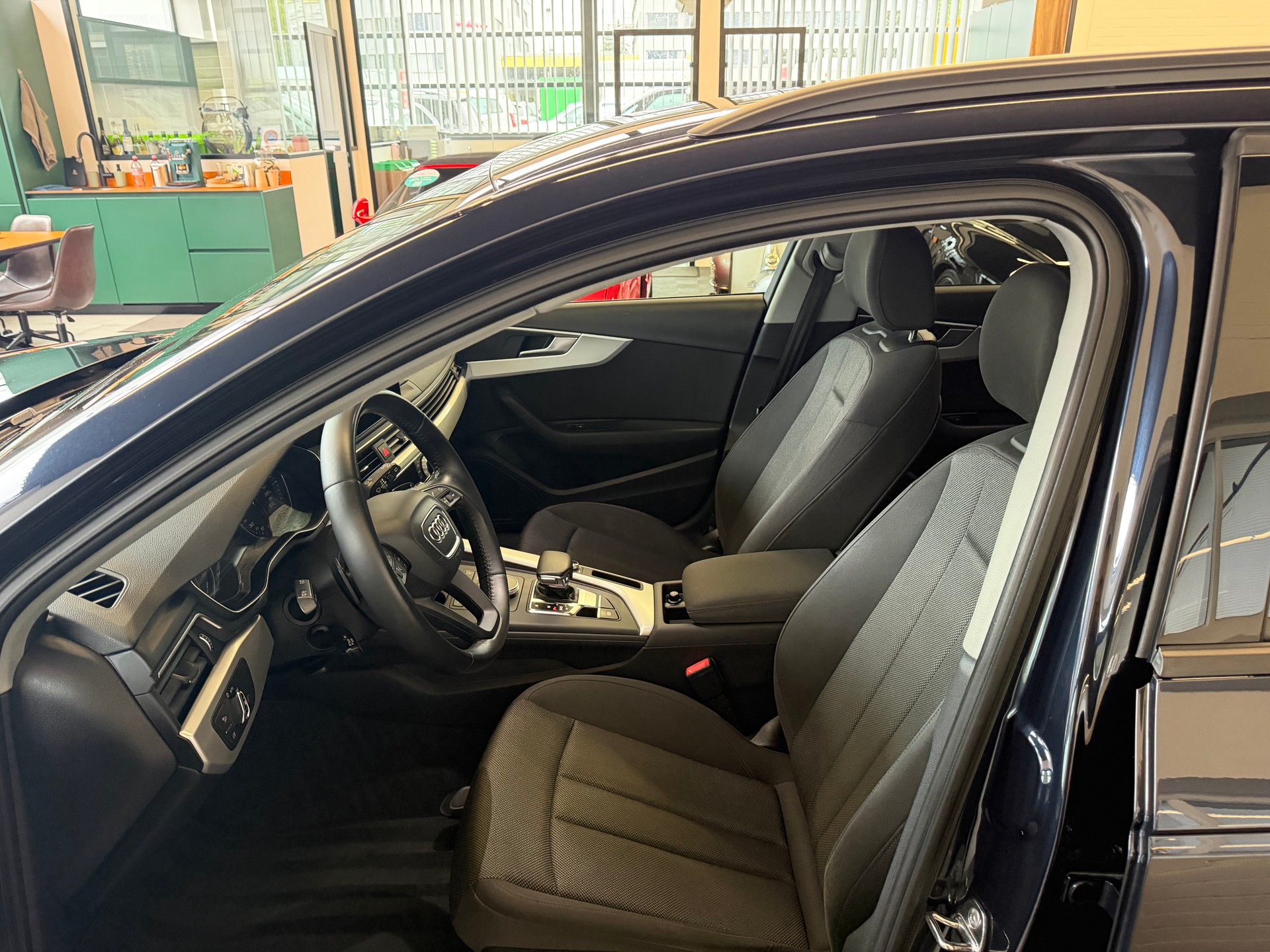 AUDI A4 Avant 2.0 TDI S-tronic-image-11