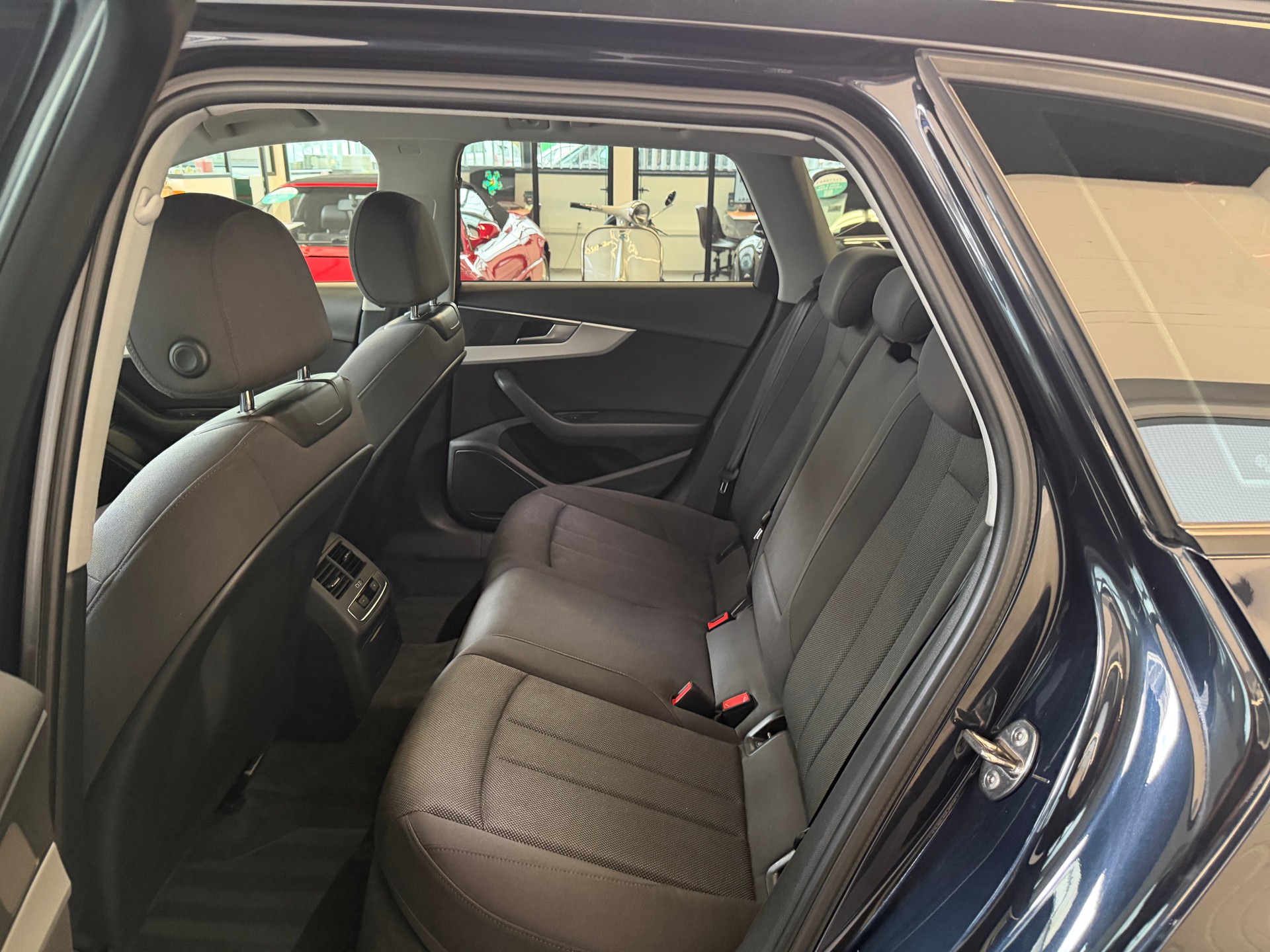 AUDI A4 Avant 2.0 TDI S-tronic-image-10