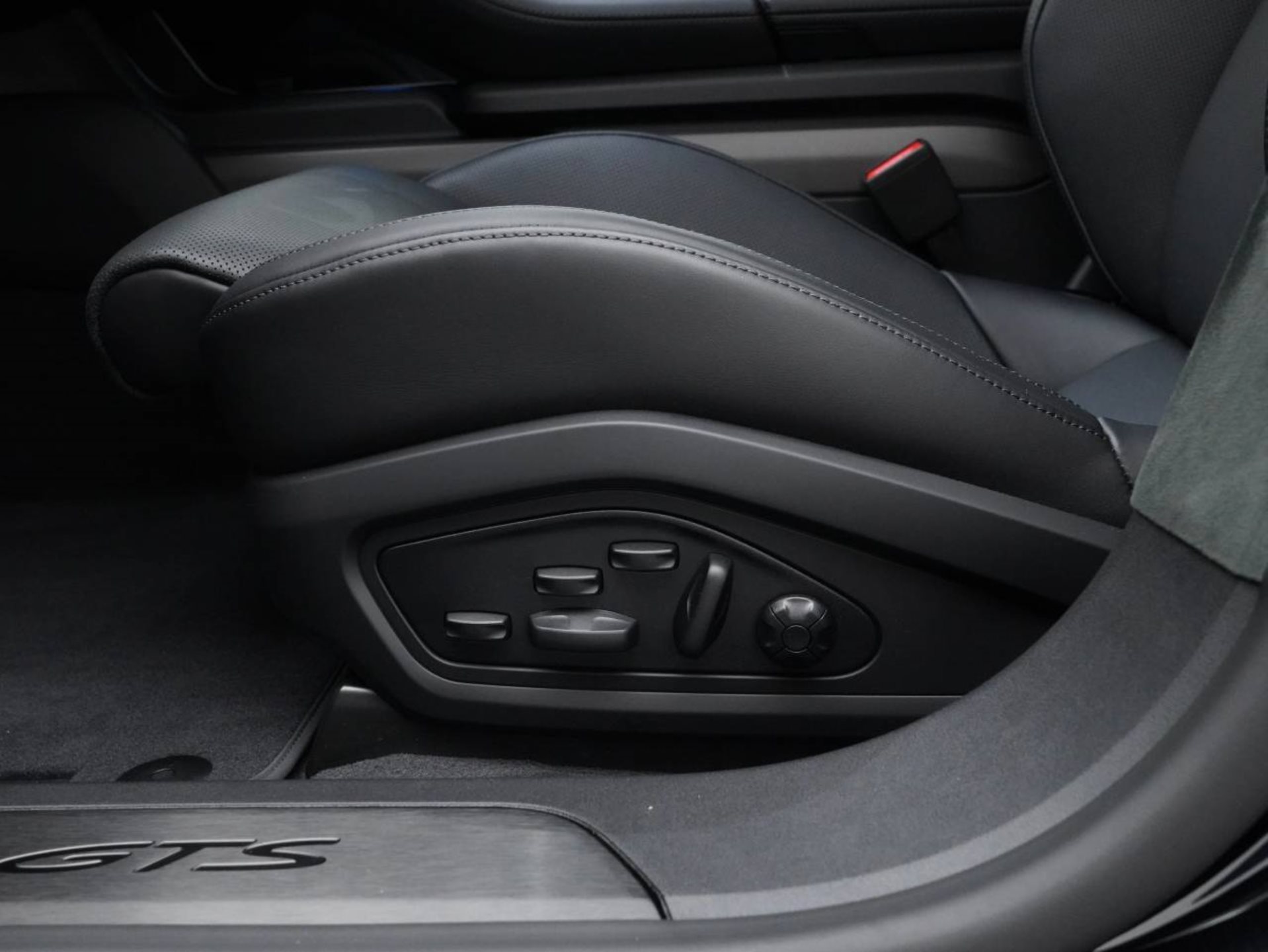 PORSCHE Taycan GTS Sport Turismo-image-21