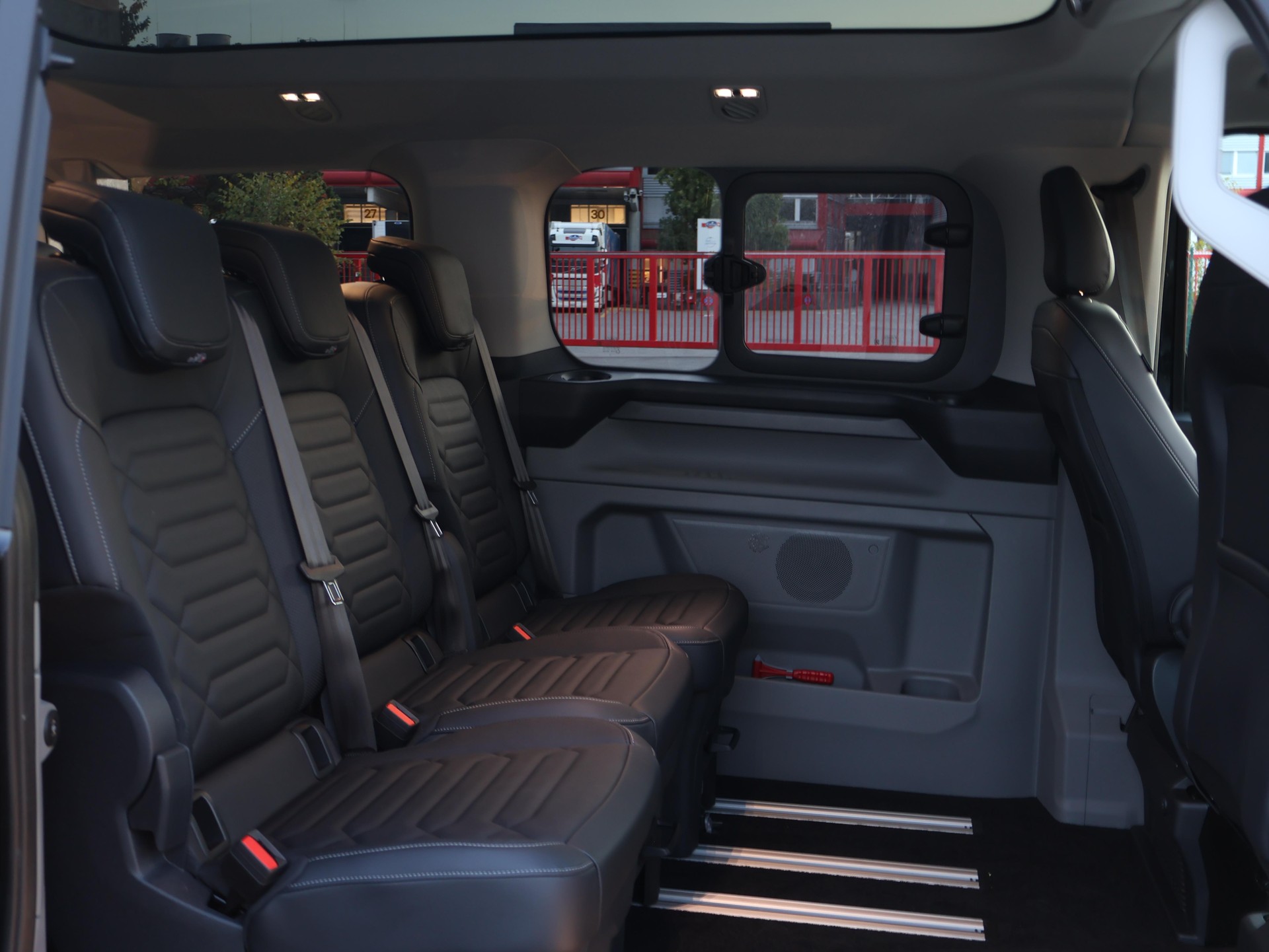 FORD Tourneo Custom Bus 320 L1 2.0 EcoBlue 170 Titanium 2.9% Leasing-image-6