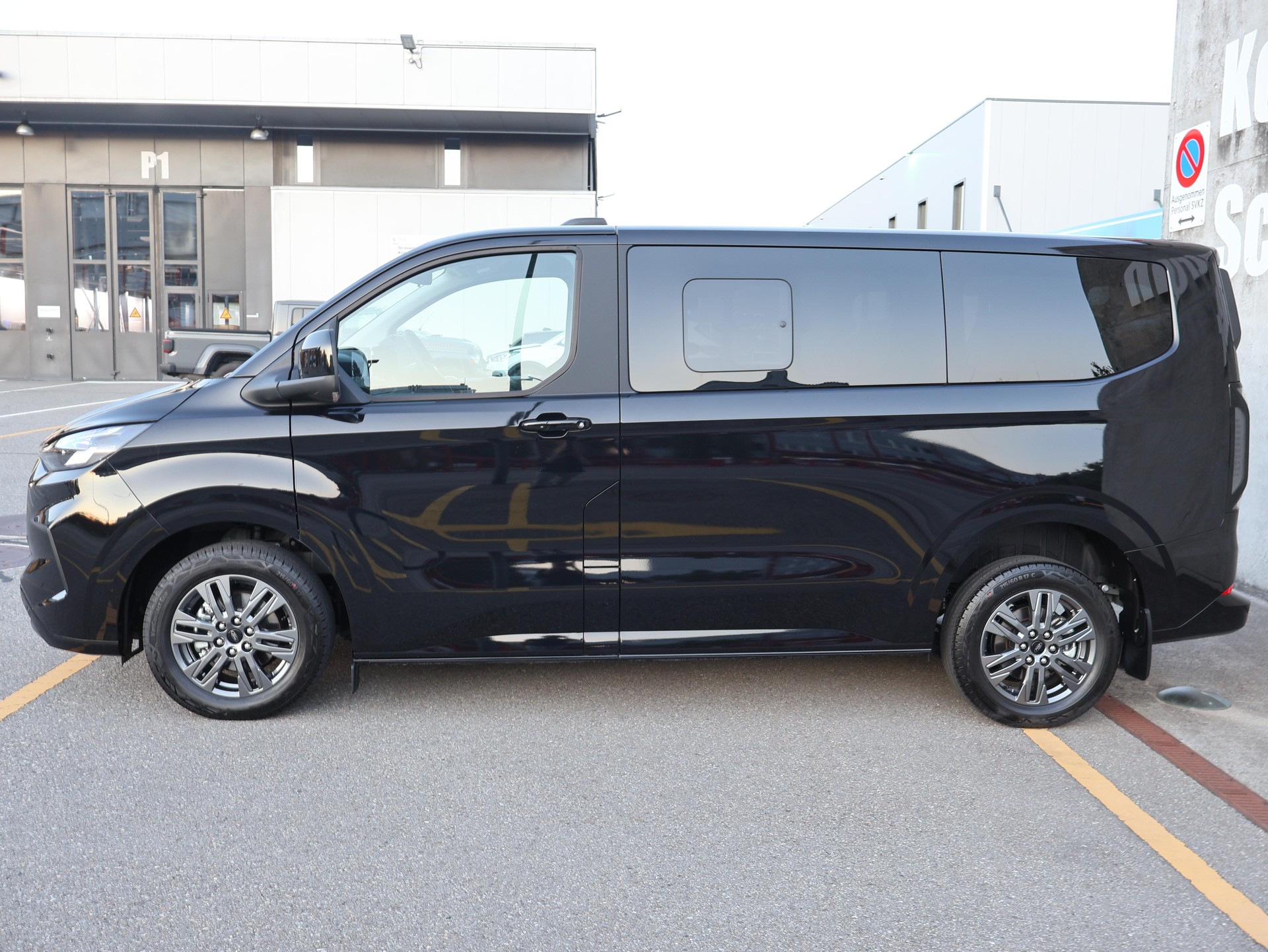 FORD Tourneo Custom Bus 320 L1 2.0 EcoBlue 170 Titanium 2.9% Leasing-showroom-element-1