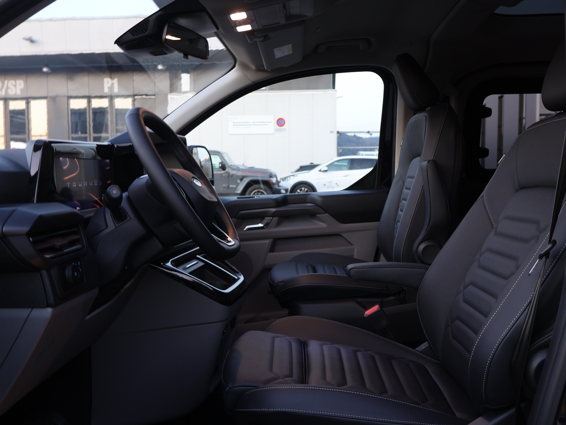 FORD Tourneo Custom Bus 320 L1 2.0 EcoBlue 170 Titanium 2.9% Leasing-showroom-element-2