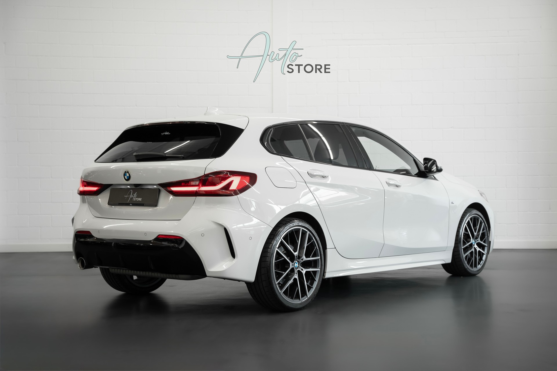 BMW 118i Steptronic M Sport-showroom-element-1