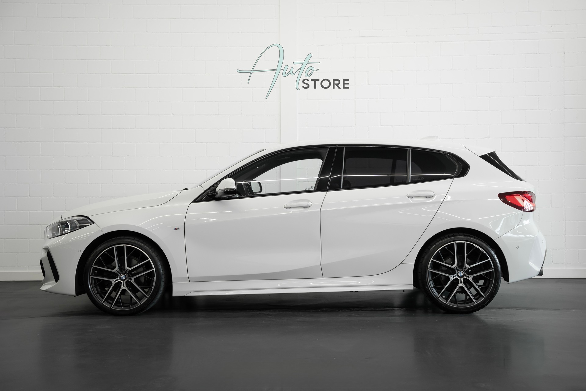 BMW 118i Steptronic M Sport-showroom-element-2