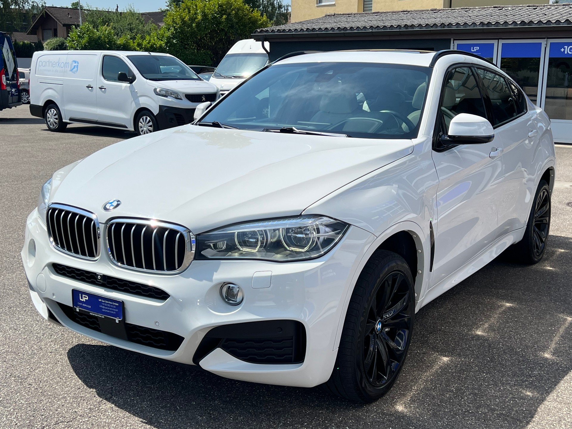 BMW X6 50i xDrive * AHK 2.7 T *-showroom-element-1