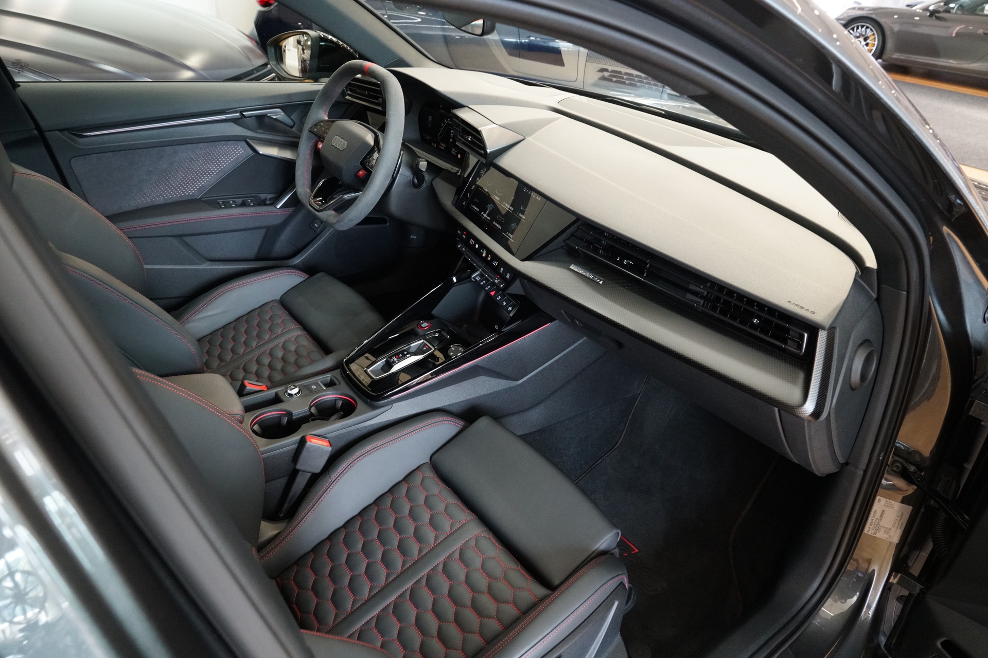 AUDI RS3 Limousine 2.5 TSI quattro S-tronic-image-12