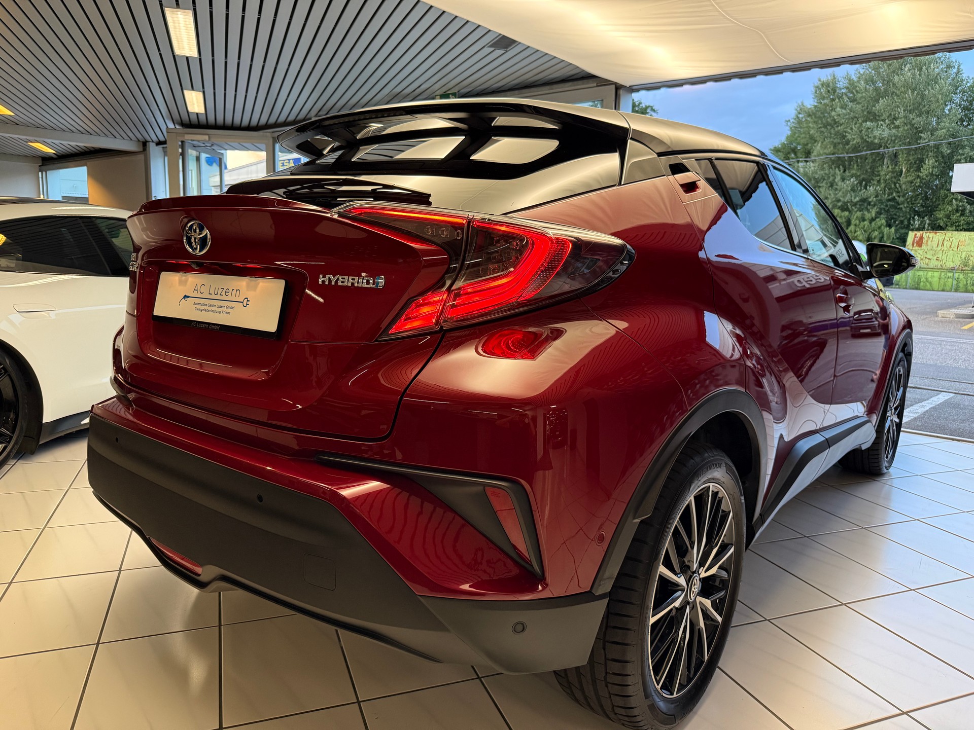 TOYOTA C-HR 1.8 HSD CVT-showroom-element-2