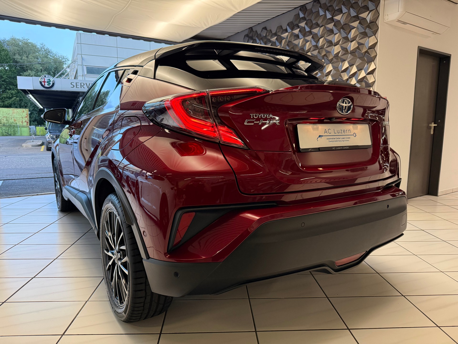 TOYOTA C-HR 1.8 HSD CVT-showroom-element-1