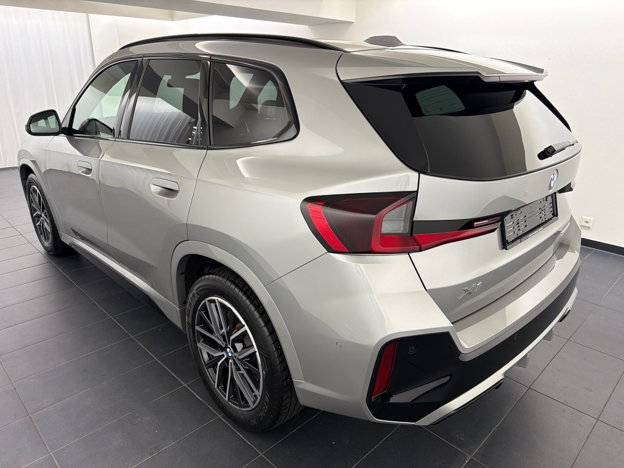 BMW X1 sDrive 18i M Sport-showroom-element-1